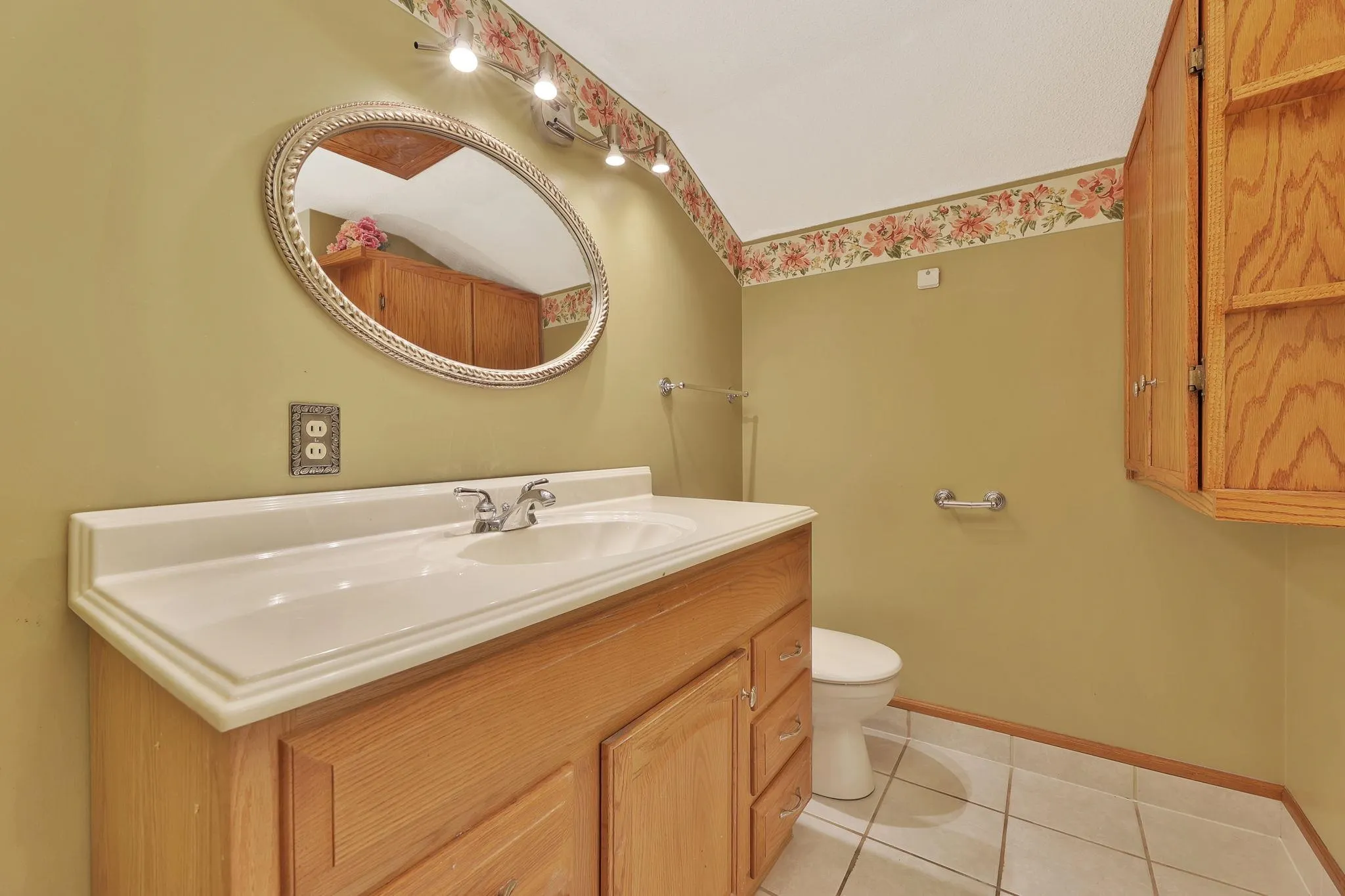 Wichita, Kansas 67203, United States, 3 Bedrooms Bedrooms, ,3 BathroomsBathrooms,Residential,Pending,102644