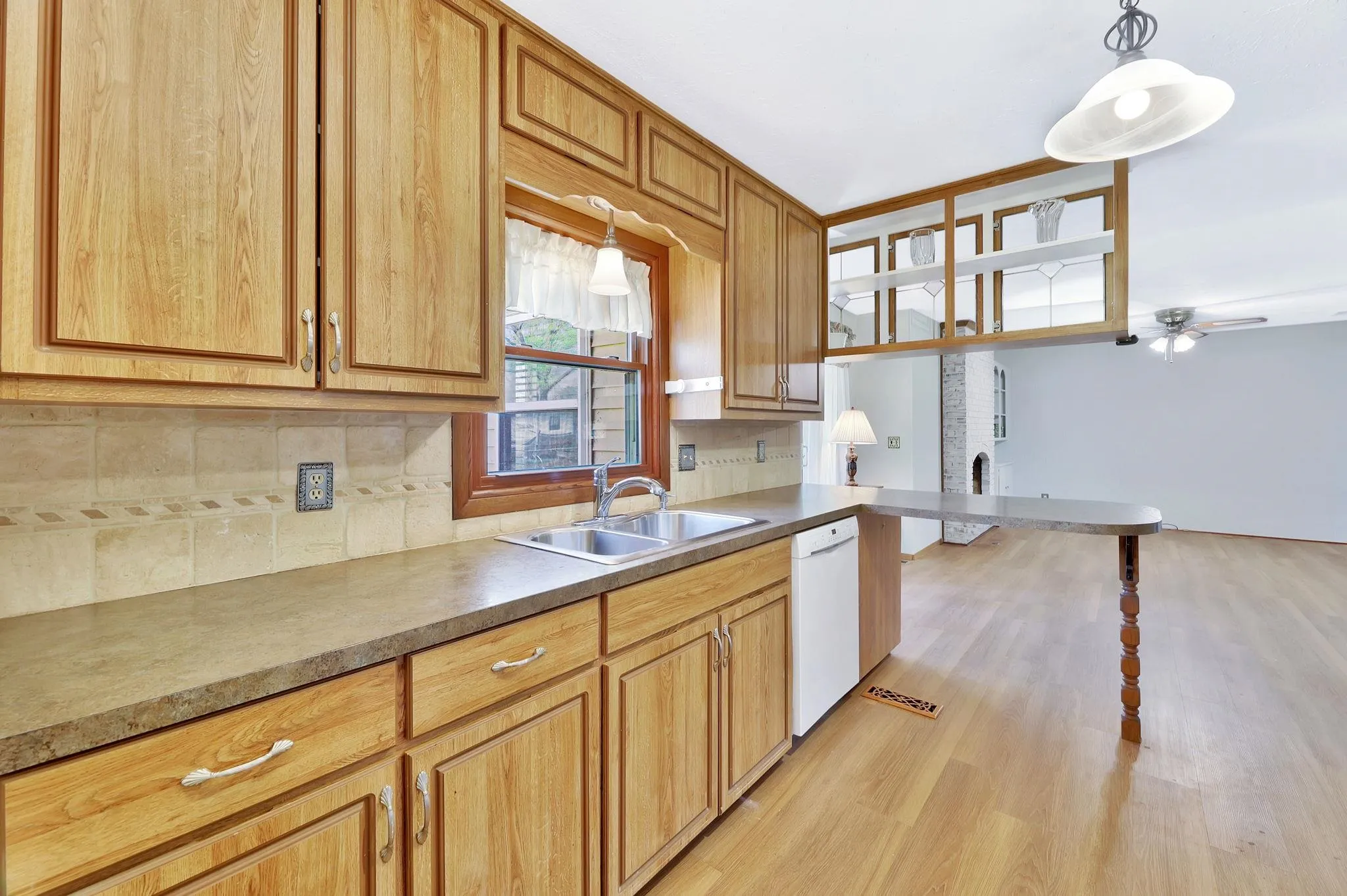 Wichita, Kansas 67203, United States, 3 Bedrooms Bedrooms, ,3 BathroomsBathrooms,Residential,Pending,102644