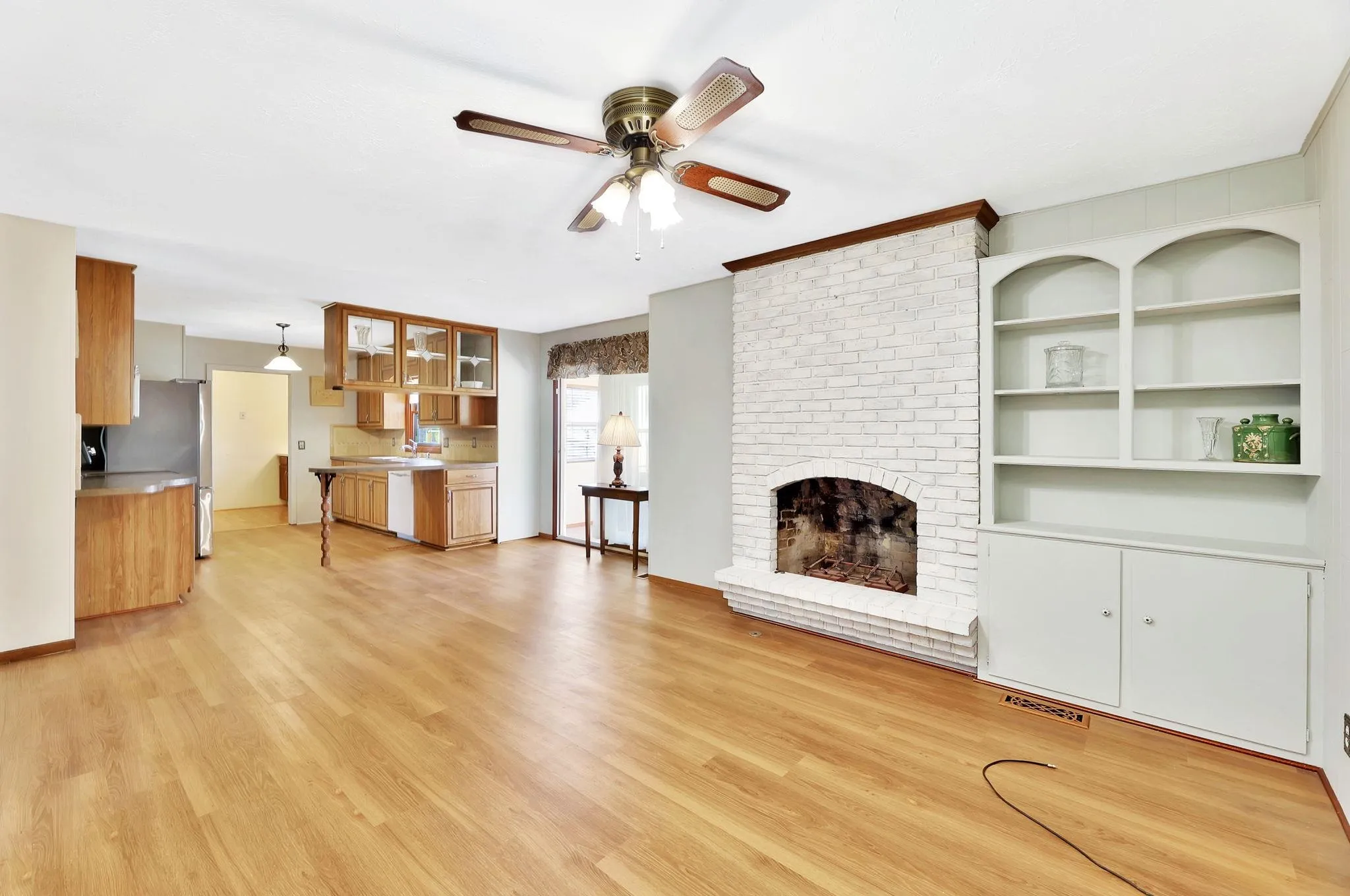 Wichita, Kansas 67203, United States, 3 Bedrooms Bedrooms, ,3 BathroomsBathrooms,Residential,Pending,102644