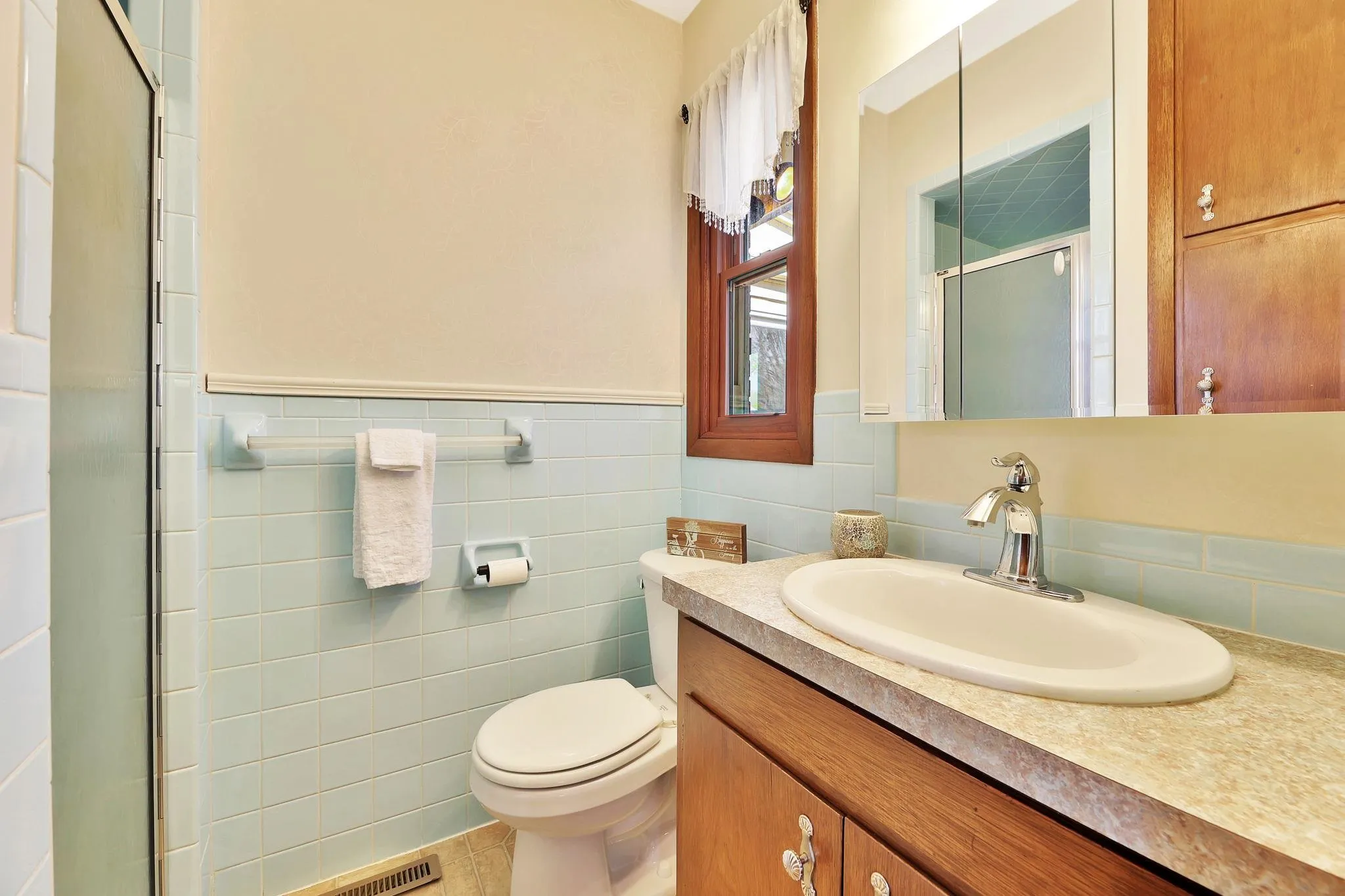 Wichita, Kansas 67203, United States, 3 Bedrooms Bedrooms, ,3 BathroomsBathrooms,Residential,Pending,102644