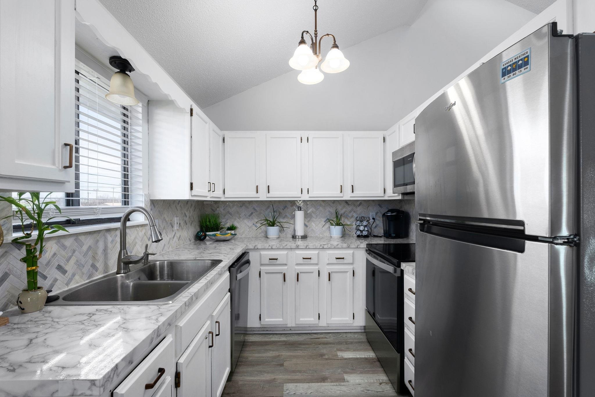 Wichita, Kansas 67212, United States, 2 Bedrooms Bedrooms, ,2 BathroomsBathrooms,Residential,Pending,63708