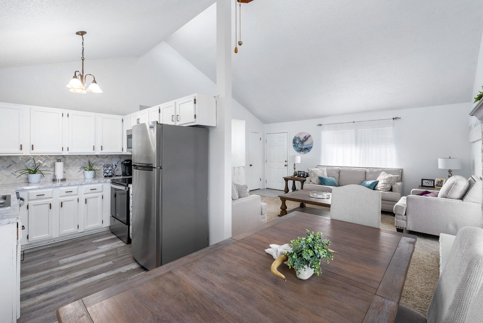 Wichita, Kansas 67212, United States, 2 Bedrooms Bedrooms, ,2 BathroomsBathrooms,Residential,Pending,63708