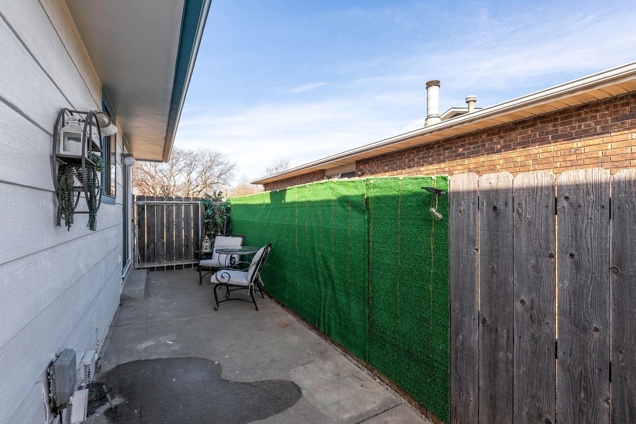 Wichita, Kansas 67212, United States, 2 Bedrooms Bedrooms, ,2 BathroomsBathrooms,Residential,Pending,63708