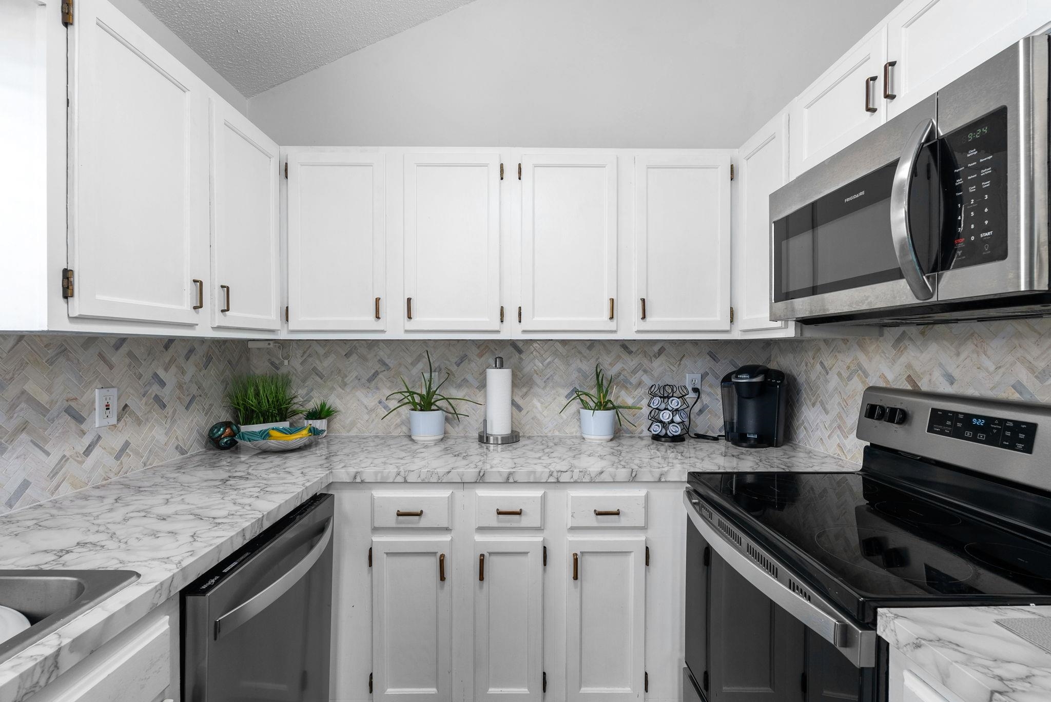 Wichita, Kansas 67212, United States, 2 Bedrooms Bedrooms, ,2 BathroomsBathrooms,Residential,Pending,63708