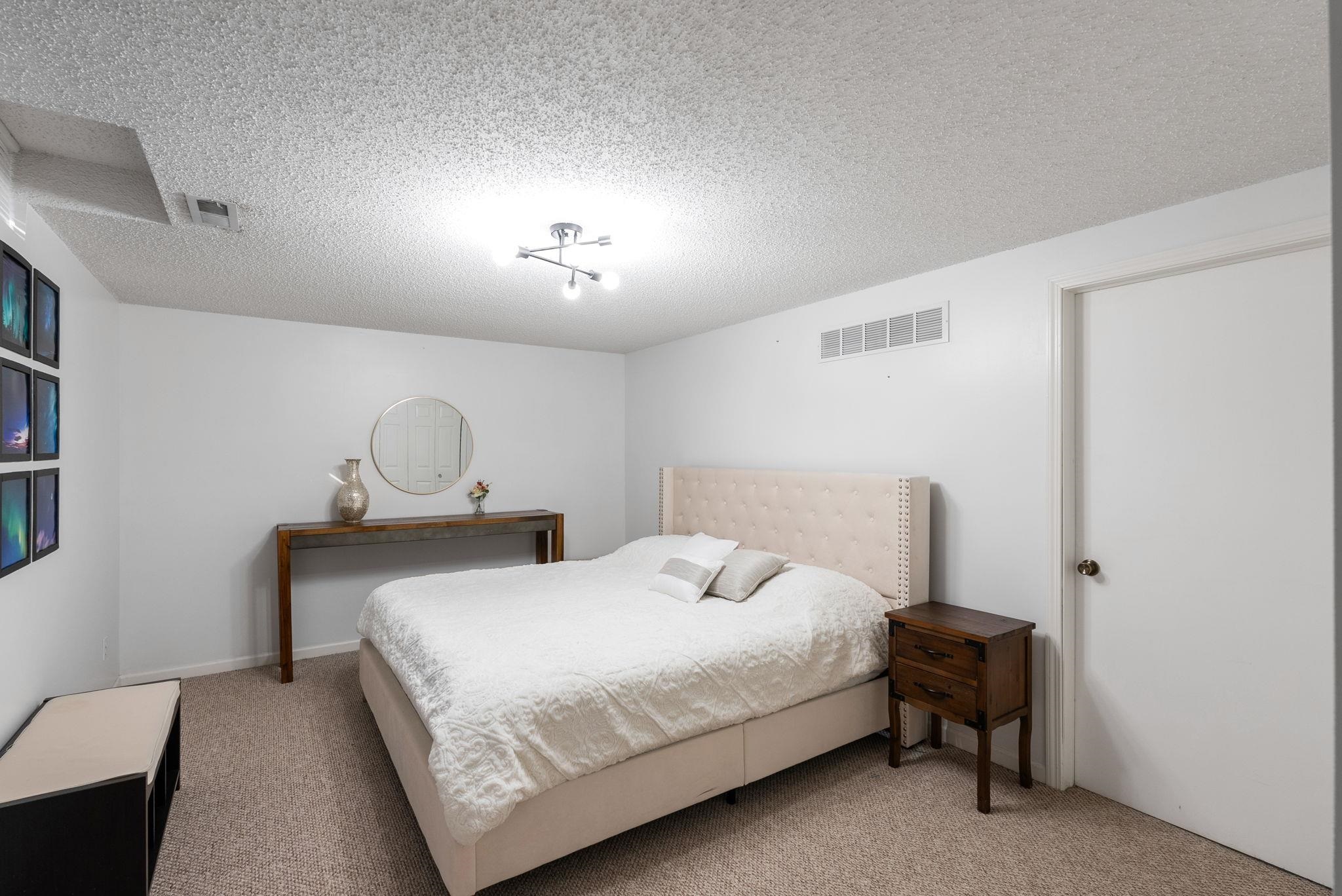 Wichita, Kansas 67212, United States, 2 Bedrooms Bedrooms, ,2 BathroomsBathrooms,Residential,Pending,63708