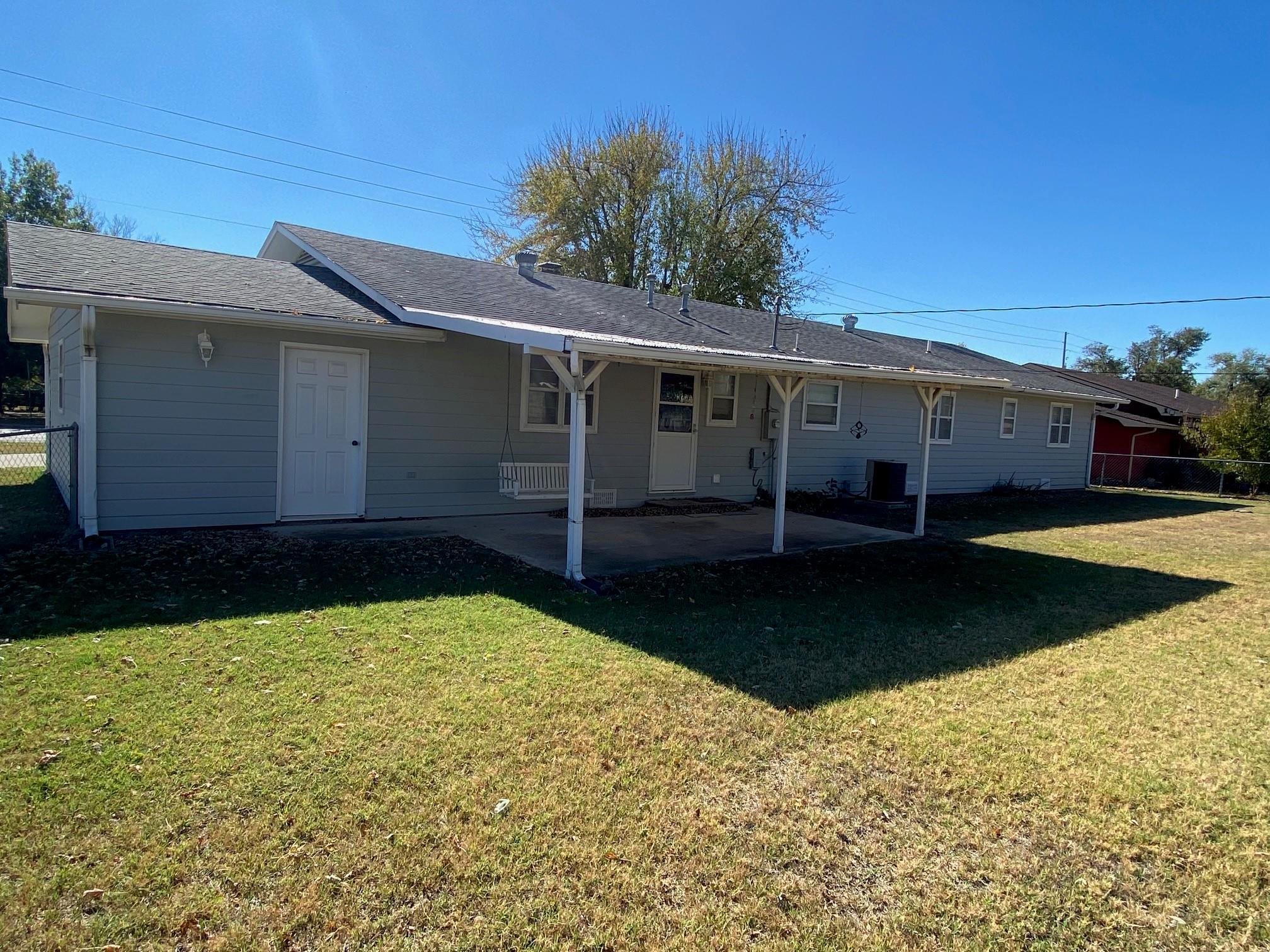 1102 W Kansas Avenue, Arkansas City, Kansas image 4