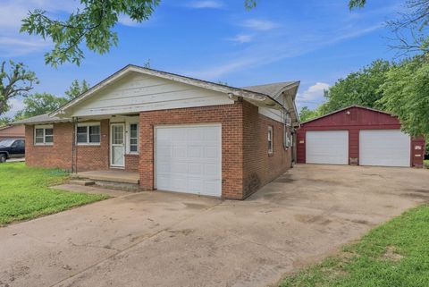 Homes For Sale - 829 W Alexander Ct<br/> Haysville, KS 67060