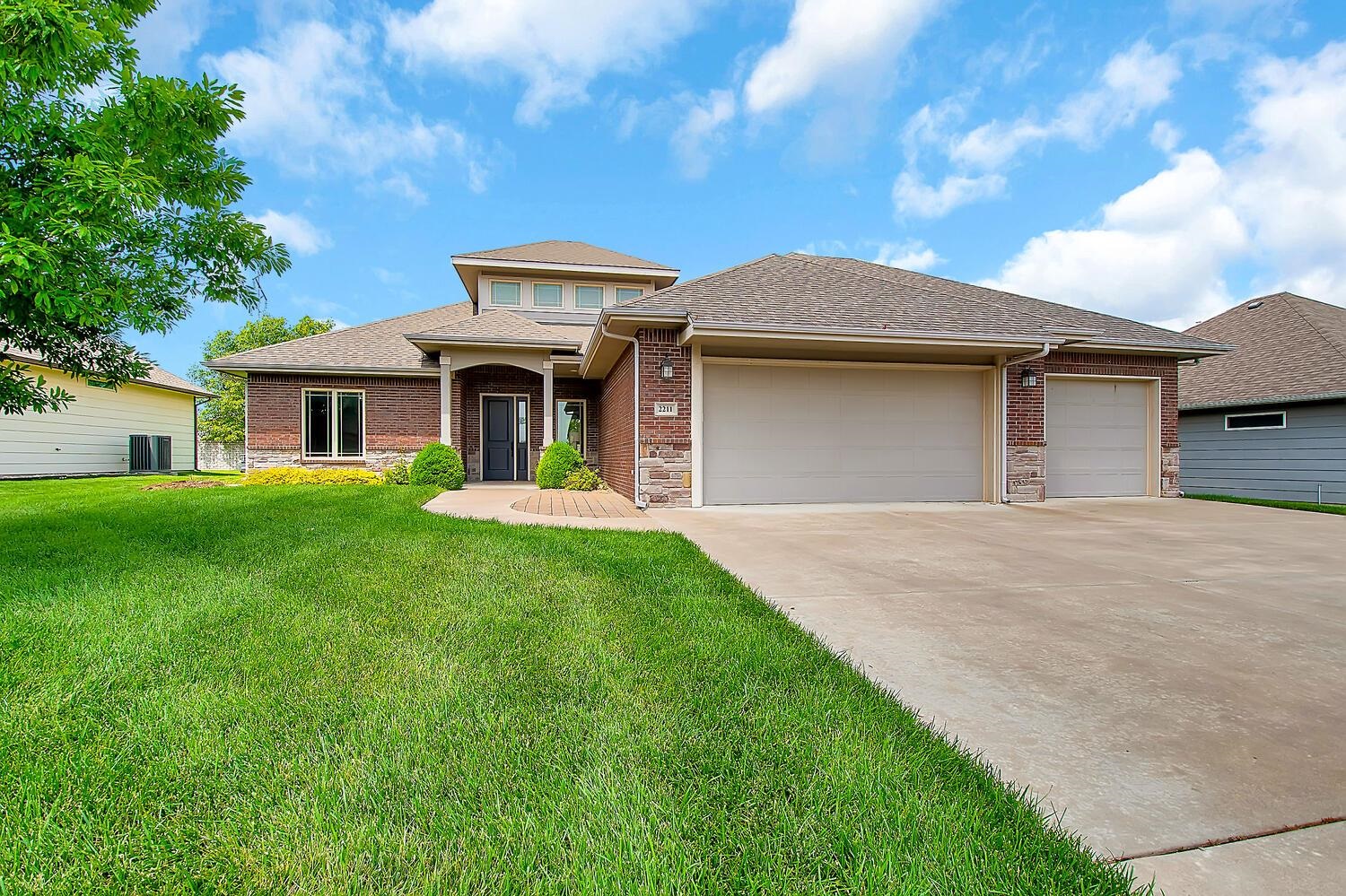 2211 N Chestnut Ct, Augusta, Kansas image 1