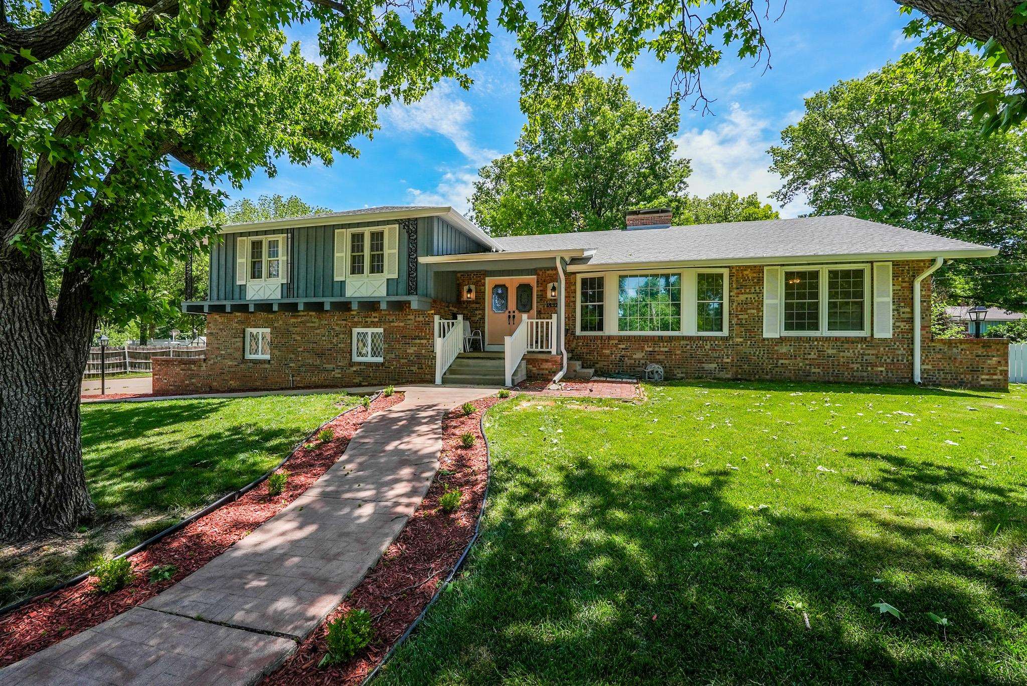 1852 N Circle Dr, El Dorado, Kansas image 1