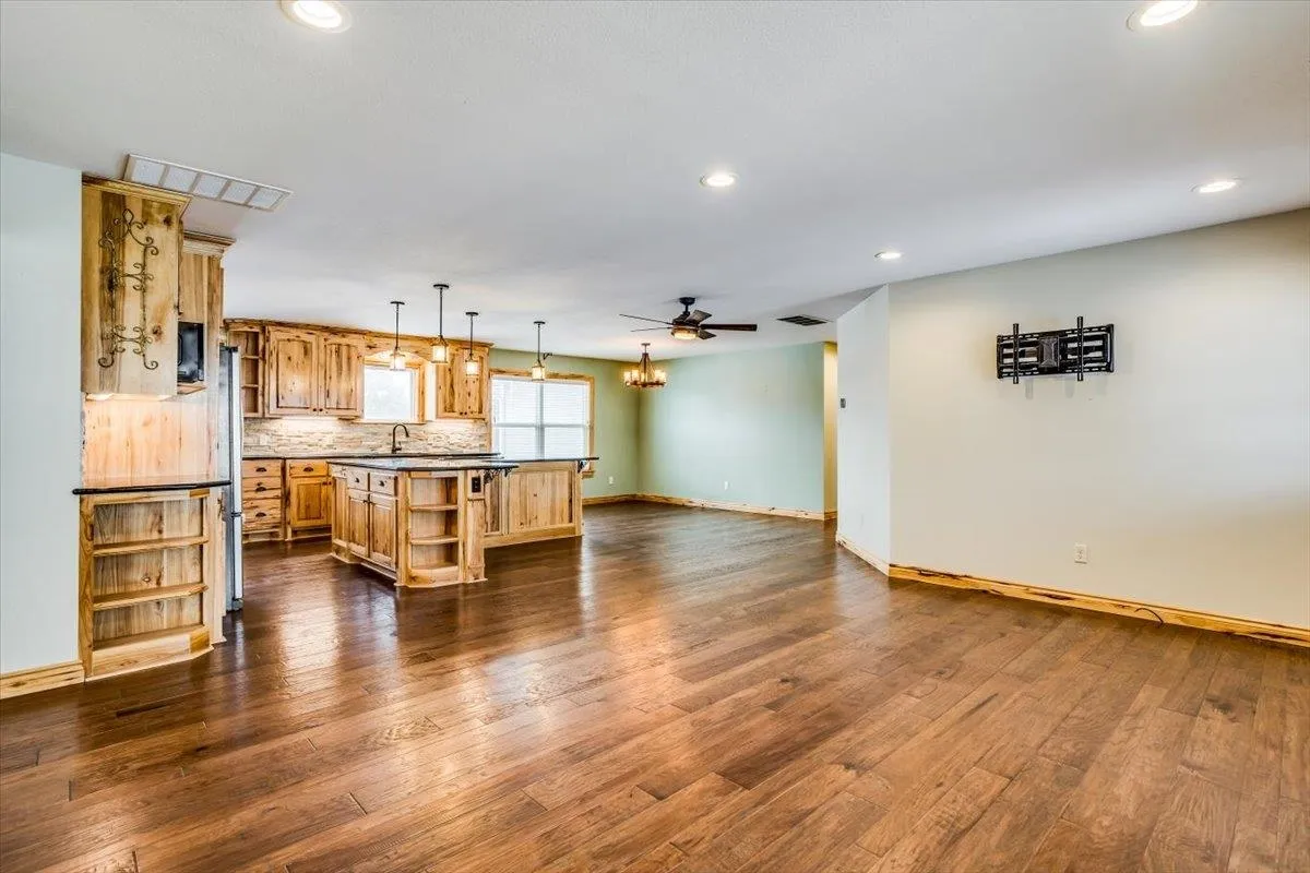 Douglass, Kansas 67039, United States, 3 Bedrooms Bedrooms, ,2 BathroomsBathrooms,Residential,Pending,20390