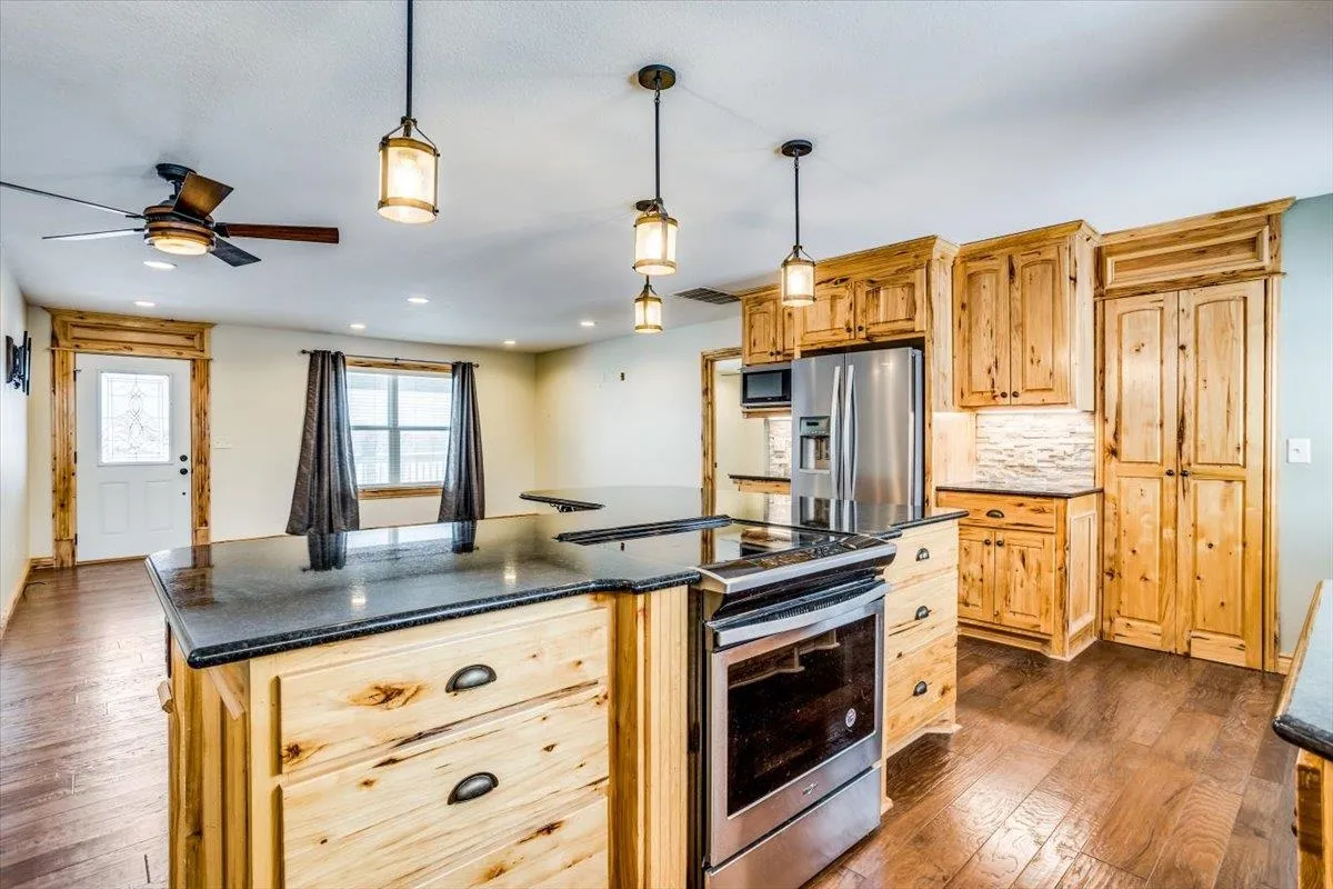 Douglass, Kansas 67039, United States, 3 Bedrooms Bedrooms, ,2 BathroomsBathrooms,Residential,Pending,20390