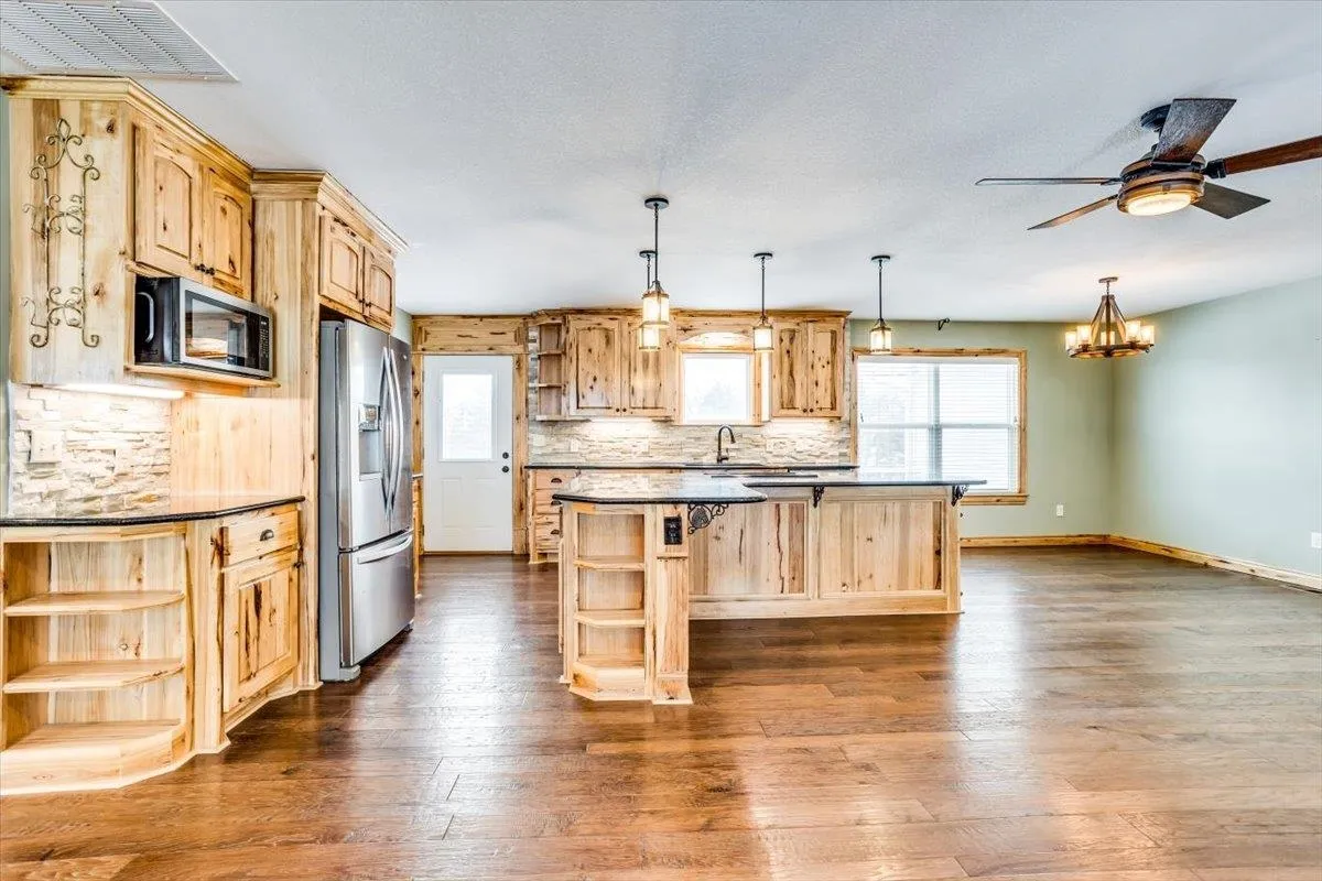 Douglass, Kansas 67039, United States, 3 Bedrooms Bedrooms, ,2 BathroomsBathrooms,Residential,Pending,20390