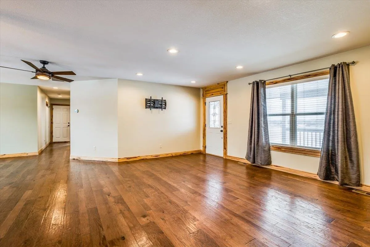 Douglass, Kansas 67039, United States, 3 Bedrooms Bedrooms, ,2 BathroomsBathrooms,Residential,Pending,20390