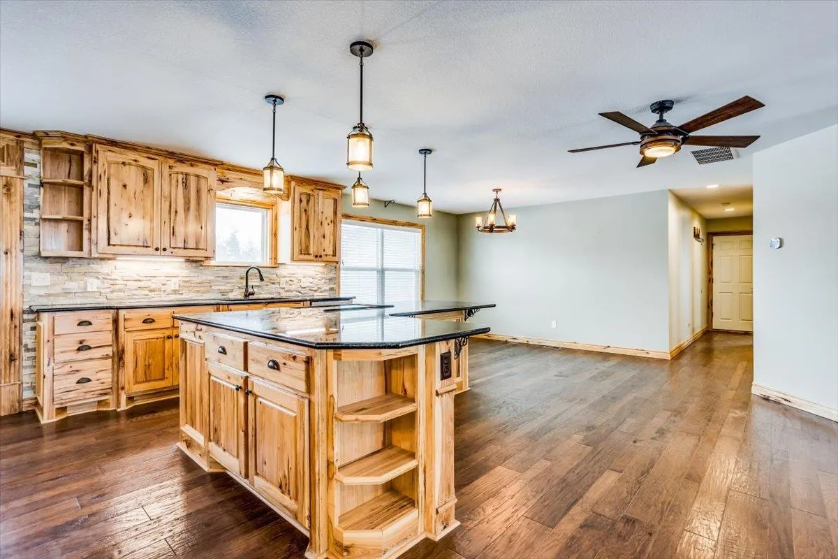 Douglass, Kansas 67039, United States, 3 Bedrooms Bedrooms, ,2 BathroomsBathrooms,Residential,Pending,20390