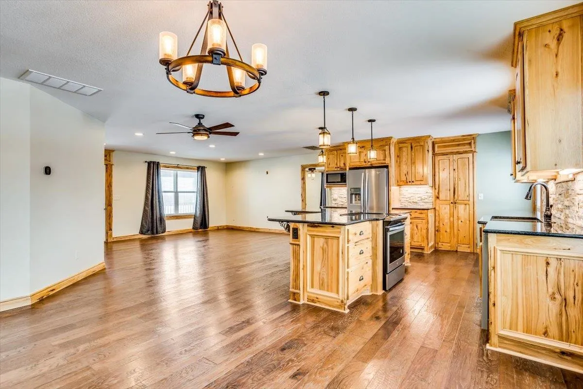 Douglass, Kansas 67039, United States, 3 Bedrooms Bedrooms, ,2 BathroomsBathrooms,Residential,Pending,20390