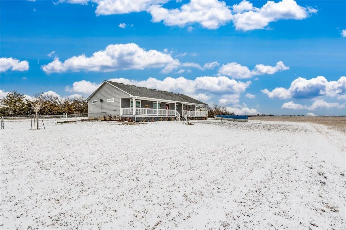 Douglass, Kansas 67039, United States, 3 Bedrooms Bedrooms, ,2 BathroomsBathrooms,Residential,Pending,20390