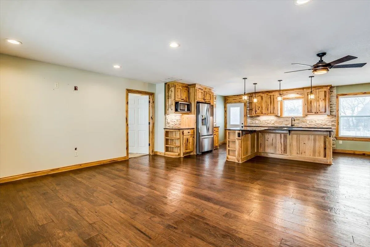 Douglass, Kansas 67039, United States, 3 Bedrooms Bedrooms, ,2 BathroomsBathrooms,Residential,Pending,20390