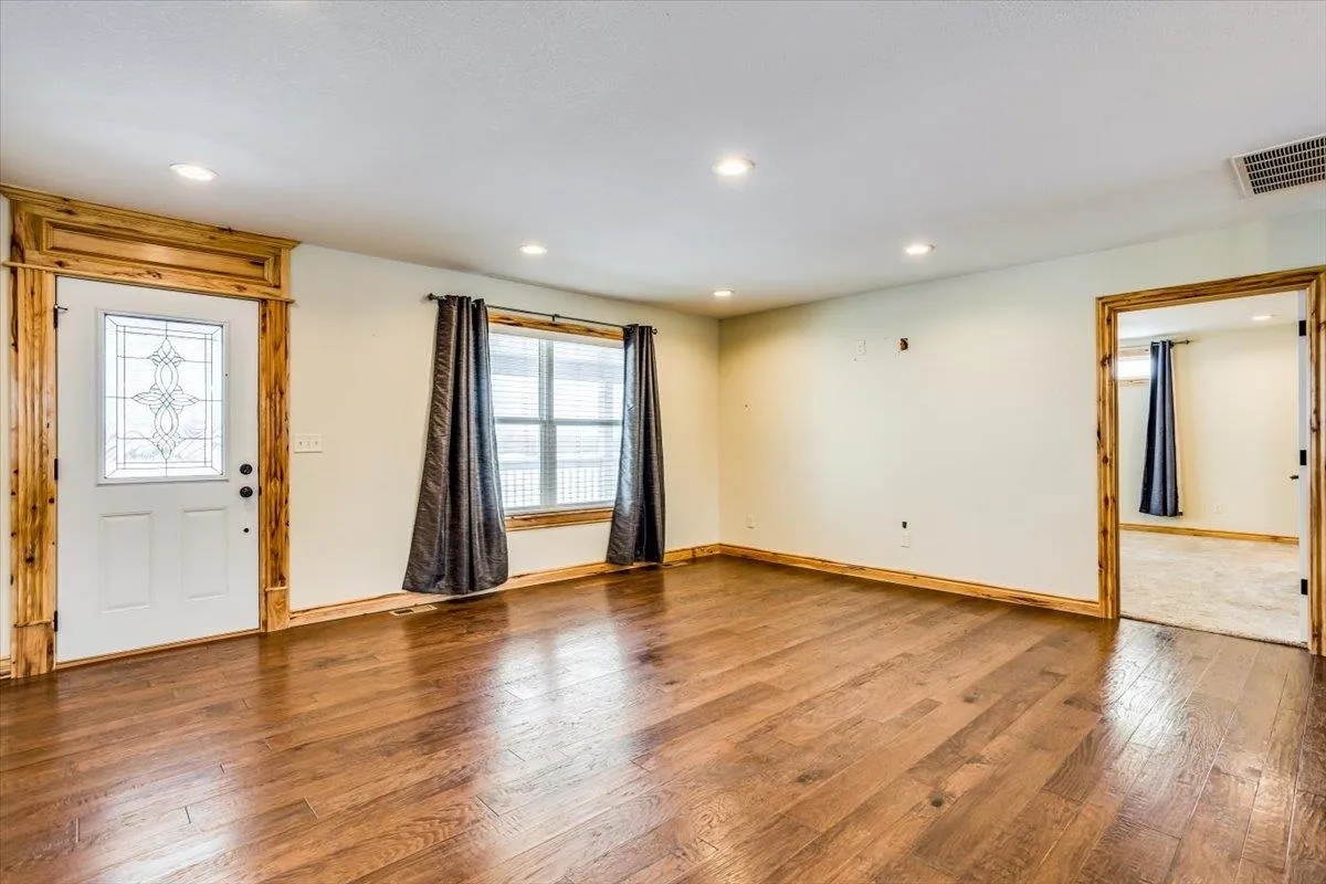 Douglass, Kansas 67039, United States, 3 Bedrooms Bedrooms, ,2 BathroomsBathrooms,Residential,Pending,20390