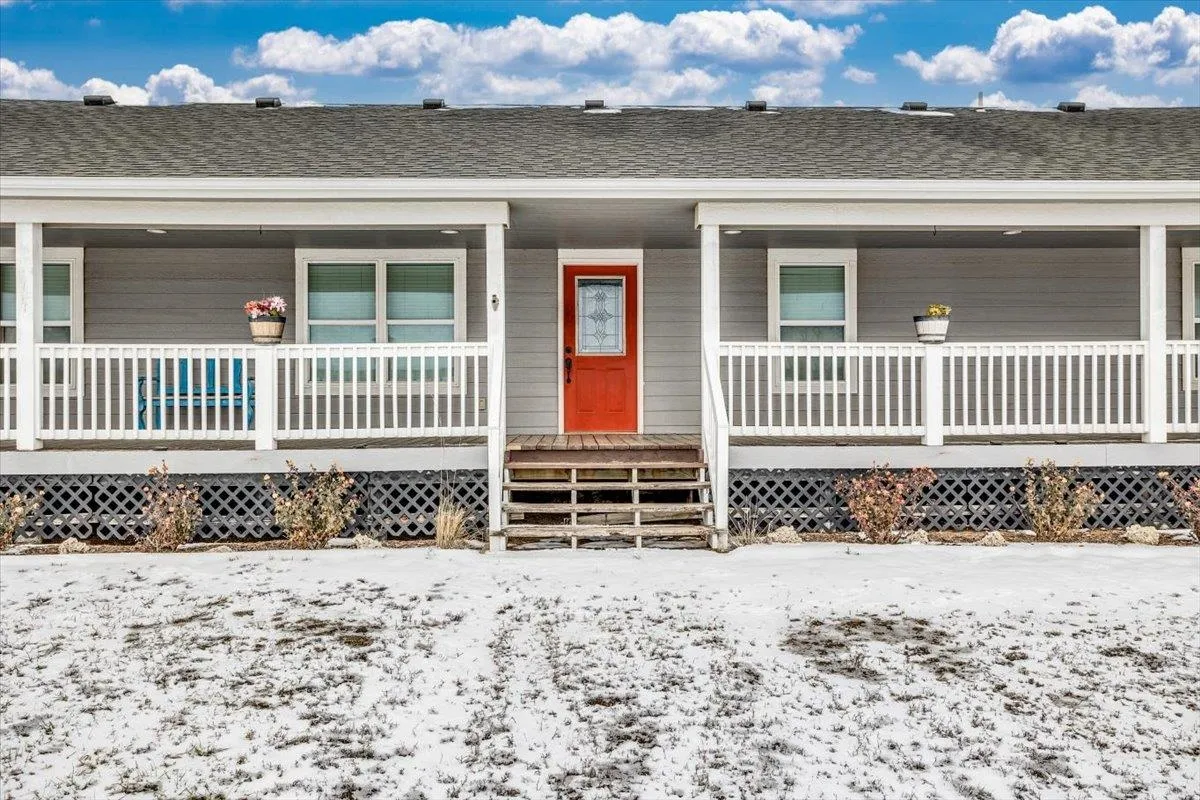 Douglass, Kansas 67039, United States, 3 Bedrooms Bedrooms, ,2 BathroomsBathrooms,Residential,Pending,20390