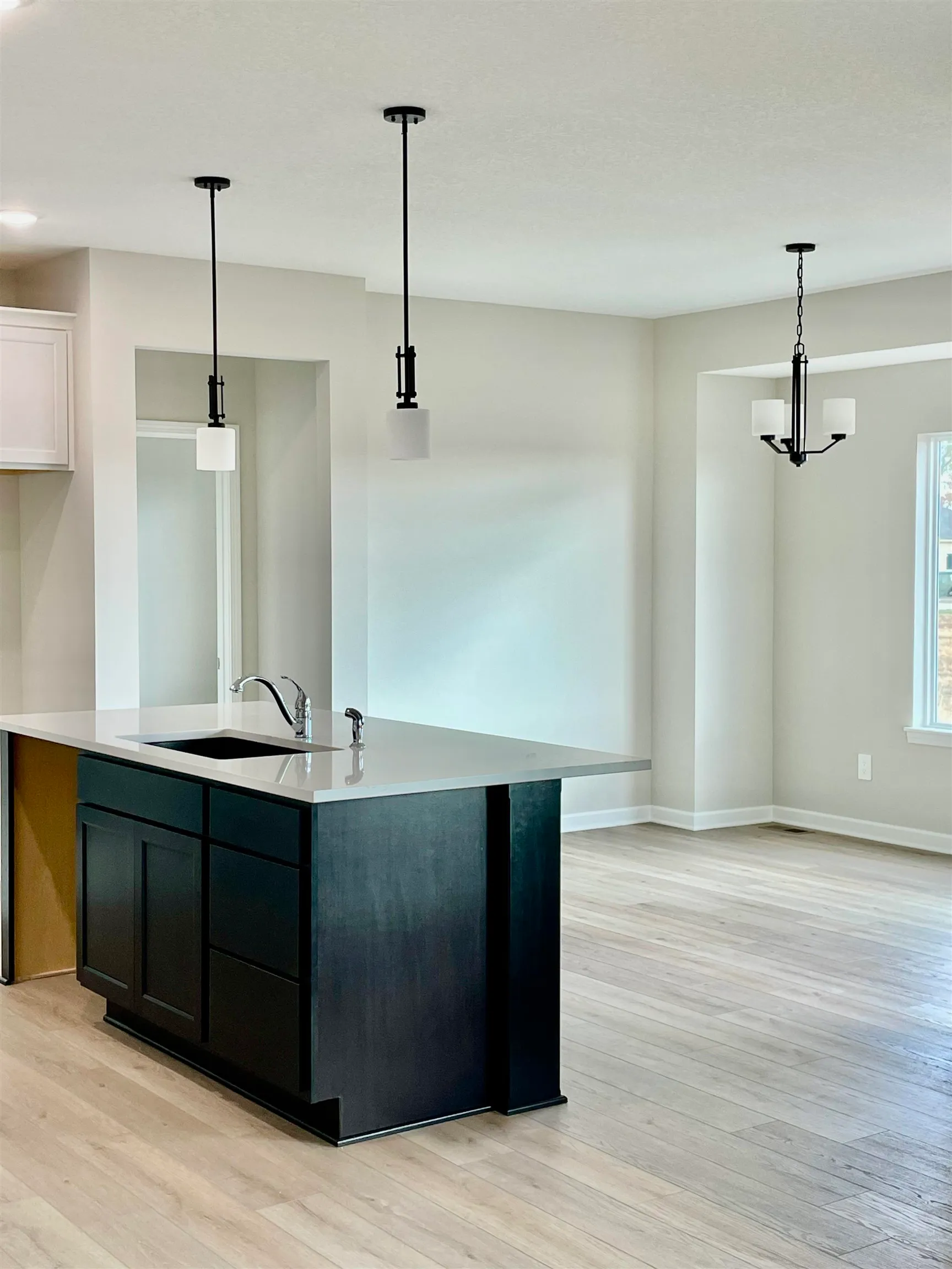 Halstead, Kansas 67056, United States, 3 Bedrooms Bedrooms, ,3 BathroomsBathrooms,Residential,Pending,54375