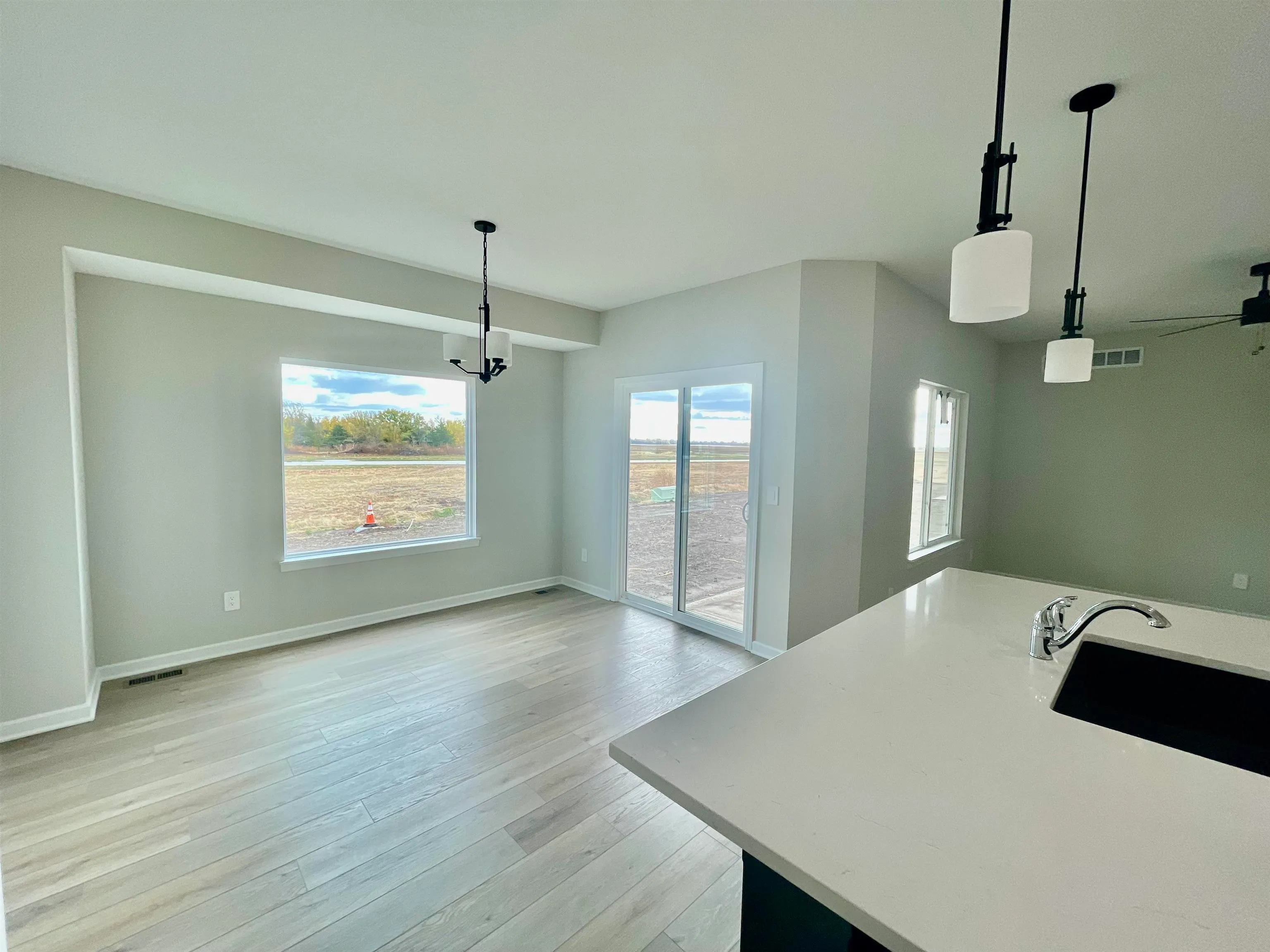 Halstead, Kansas 67056, United States, 3 Bedrooms Bedrooms, ,3 BathroomsBathrooms,Residential,Pending,54375