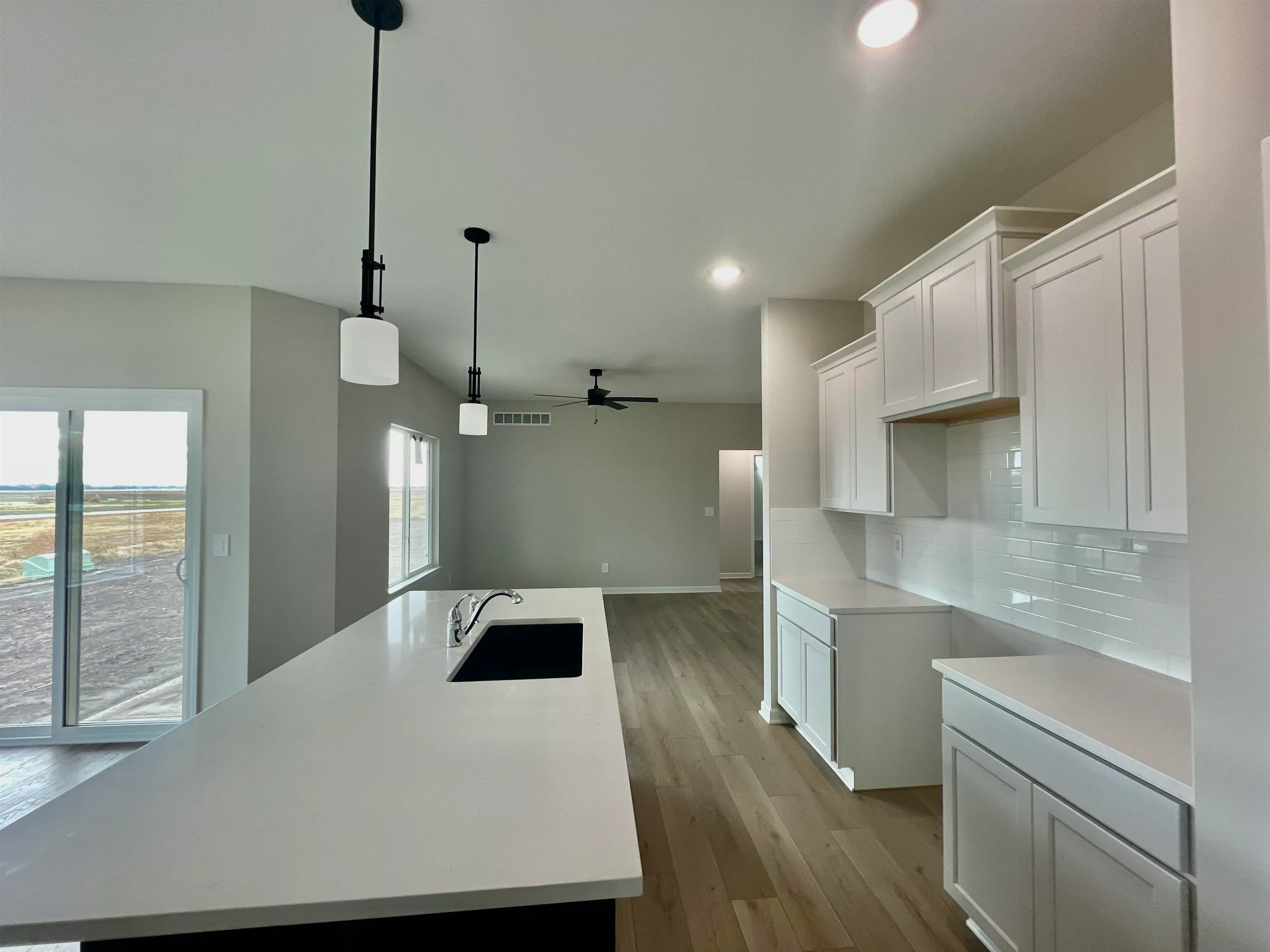 Halstead, Kansas 67056, United States, 3 Bedrooms Bedrooms, ,3 BathroomsBathrooms,Residential,Pending,54375