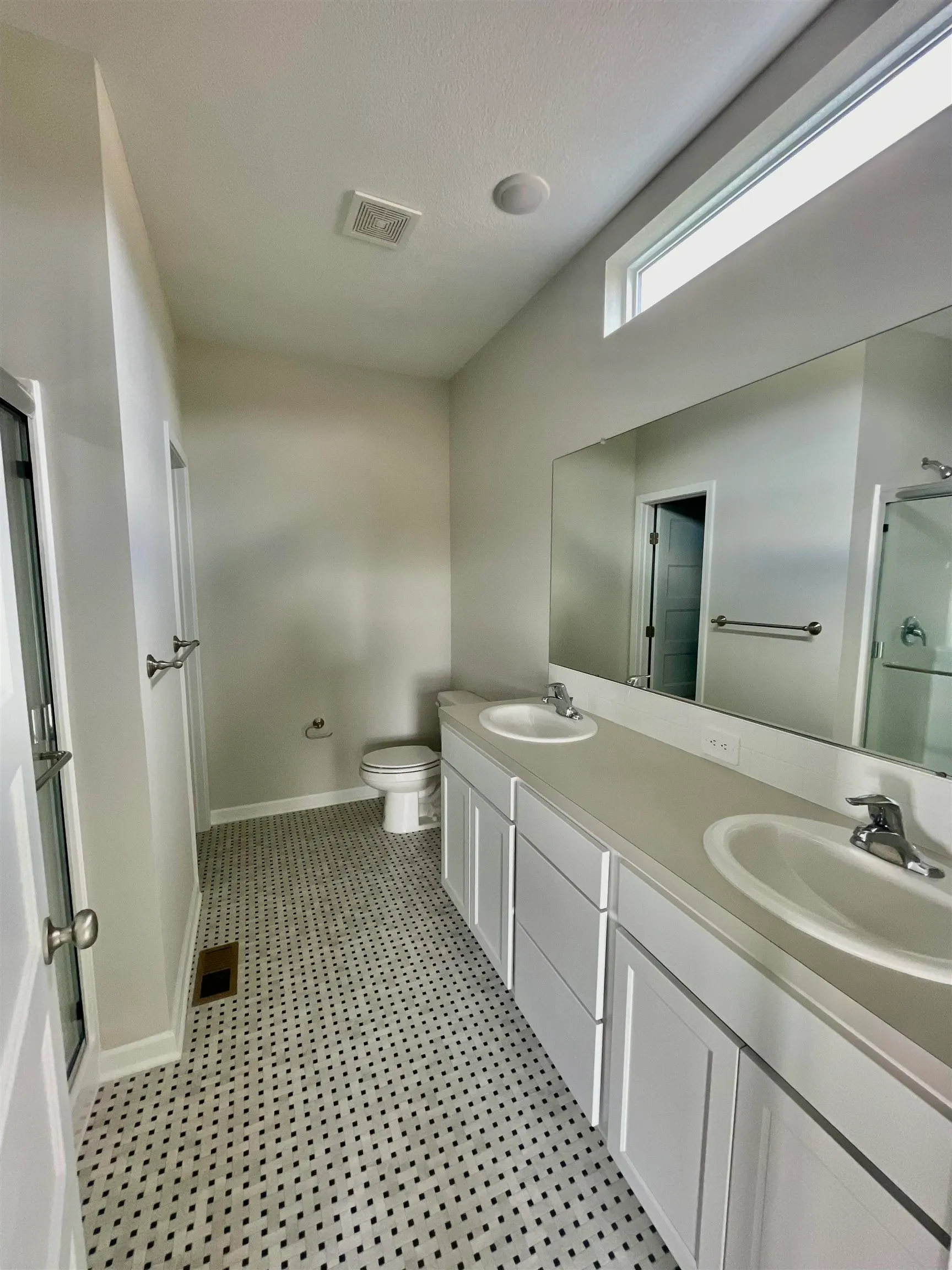 Halstead, Kansas 67056, United States, 3 Bedrooms Bedrooms, ,3 BathroomsBathrooms,Residential,Pending,54375