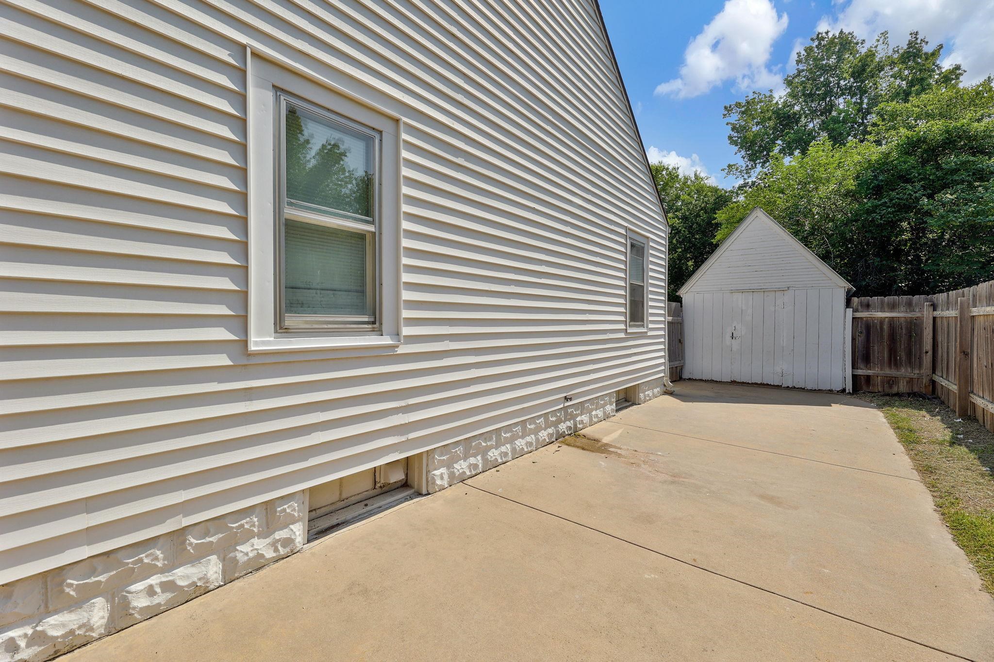 Wichita, Kansas 67211, United States, 2 Bedrooms Bedrooms, ,1 BathroomBathrooms,Residential,Pending,52576