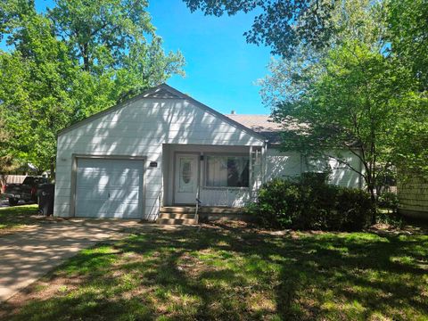 Homes For Sale - 820 Grandview Ave<br/> Harvey County, Newton, KS 67114