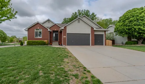 1321 S Ravenwood Ct, Derby, KS MLS: 654416