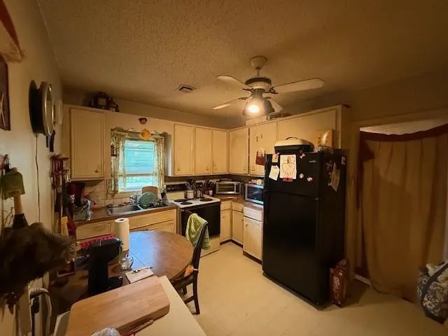 Winfield, Kansas 67156, United States, 2 Bedrooms Bedrooms, ,1 BathroomBathrooms,Residential,Active,214190