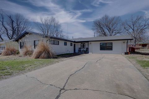 Homes For Sale - 2221 Edgemont Dr<br/> Cowley County, Arkansas City, KS 67005