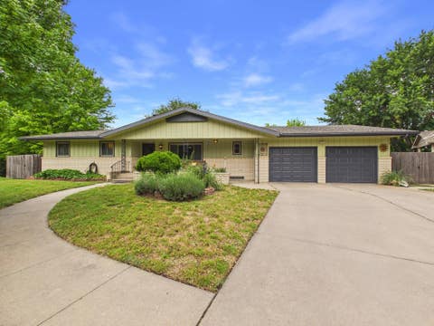 Homes For Sale - 409 Sherman Dr<br/> Newton, KS 67114