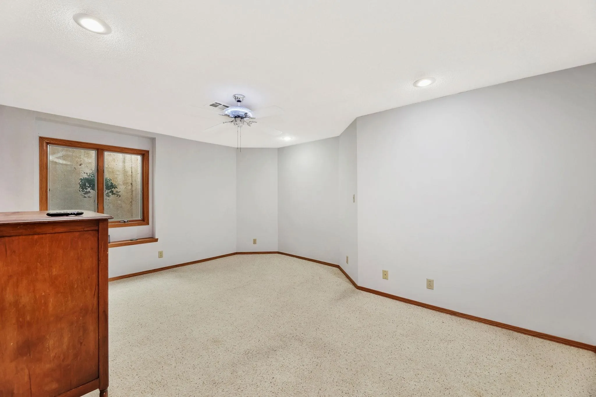 Wellington, Kansas 67152, United States, 5 Bedrooms Bedrooms, ,3 BathroomsBathrooms,Residential,Pending,32360