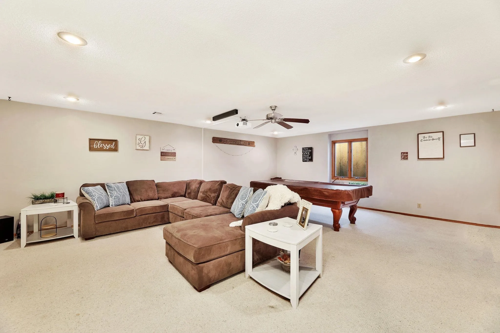 Wellington, Kansas 67152, United States, 5 Bedrooms Bedrooms, ,3 BathroomsBathrooms,Residential,Pending,32360