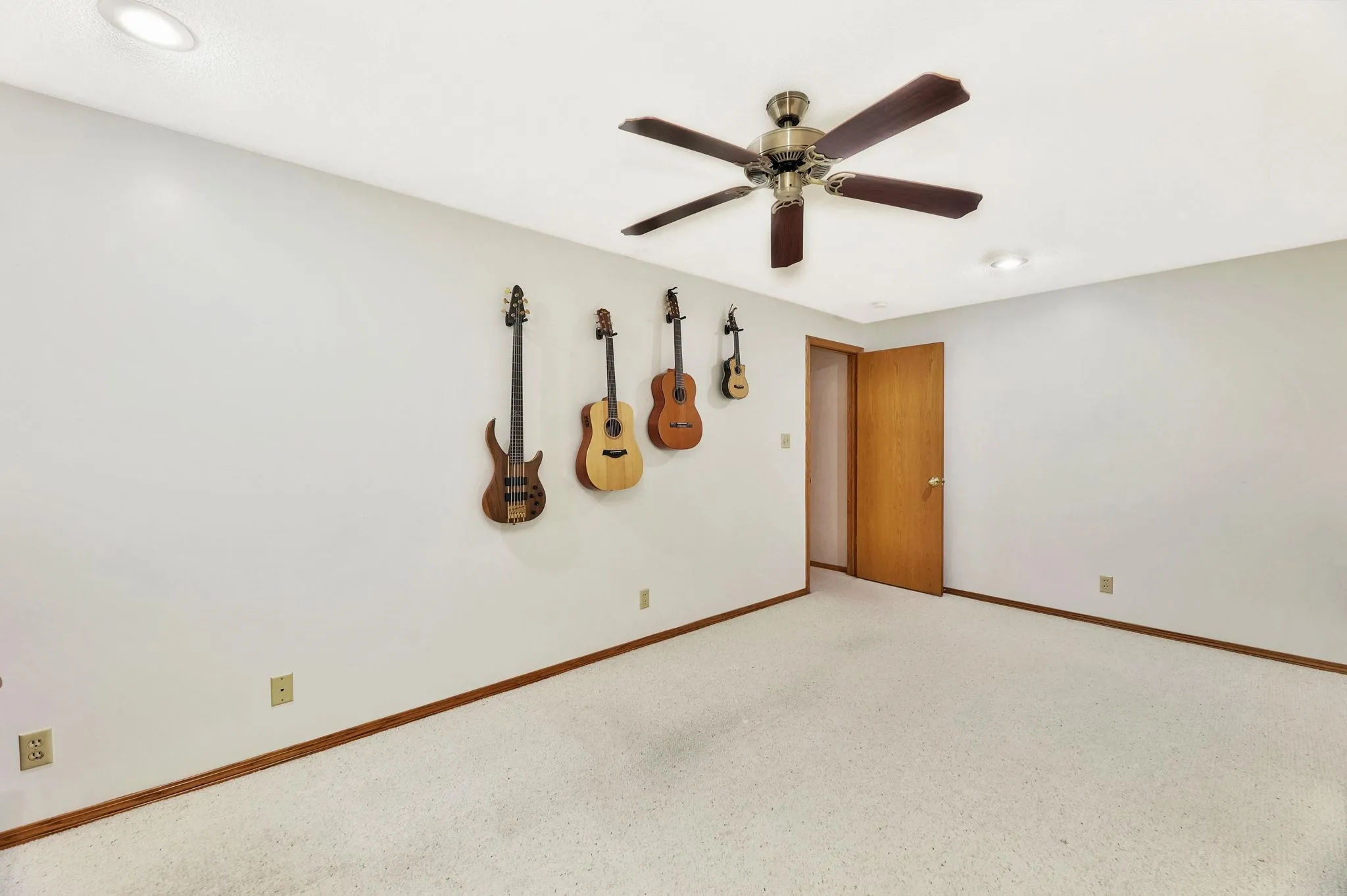 Wellington, Kansas 67152, United States, 5 Bedrooms Bedrooms, ,3 BathroomsBathrooms,Residential,Pending,32360