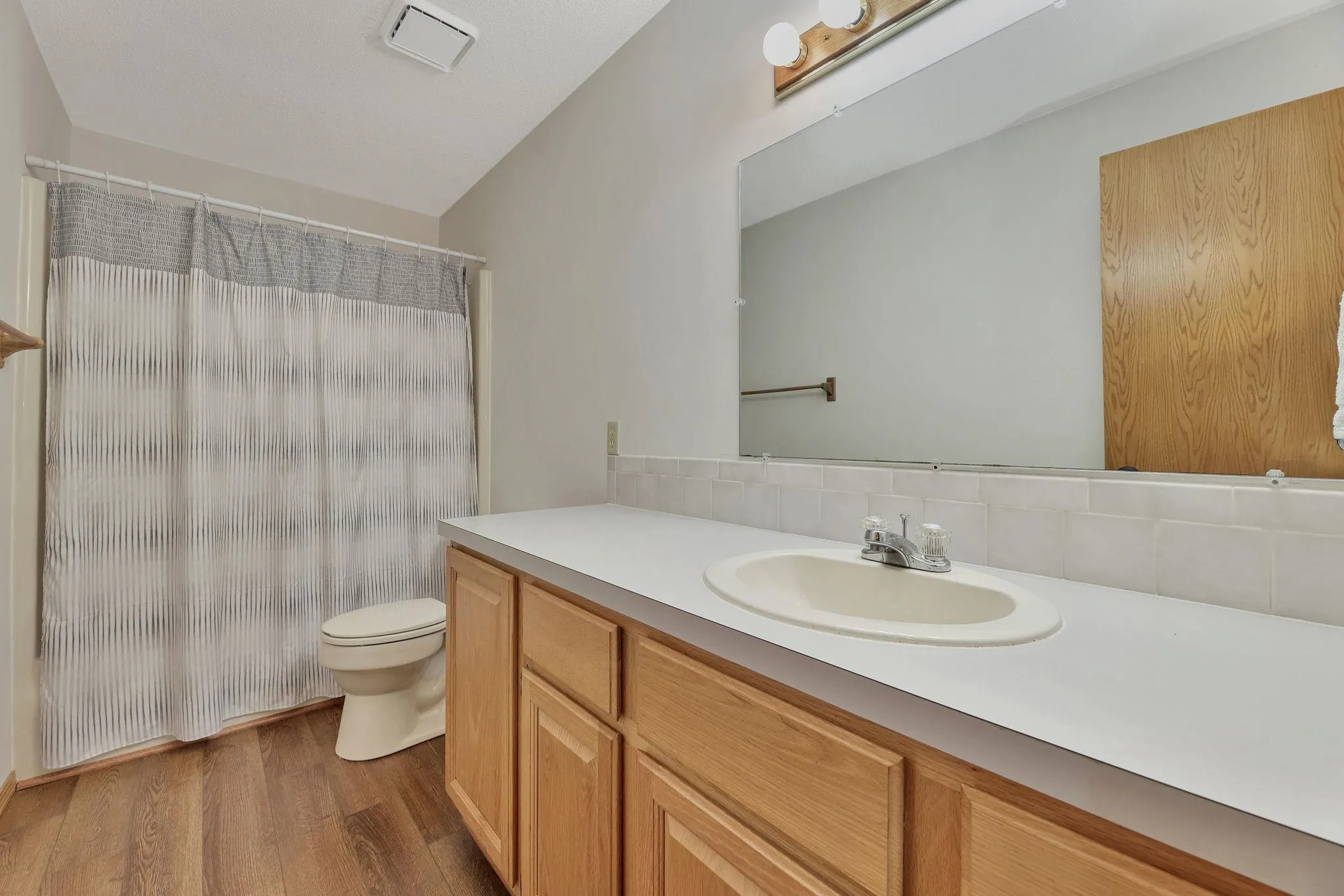 Wellington, Kansas 67152, United States, 5 Bedrooms Bedrooms, ,3 BathroomsBathrooms,Residential,Pending,32360