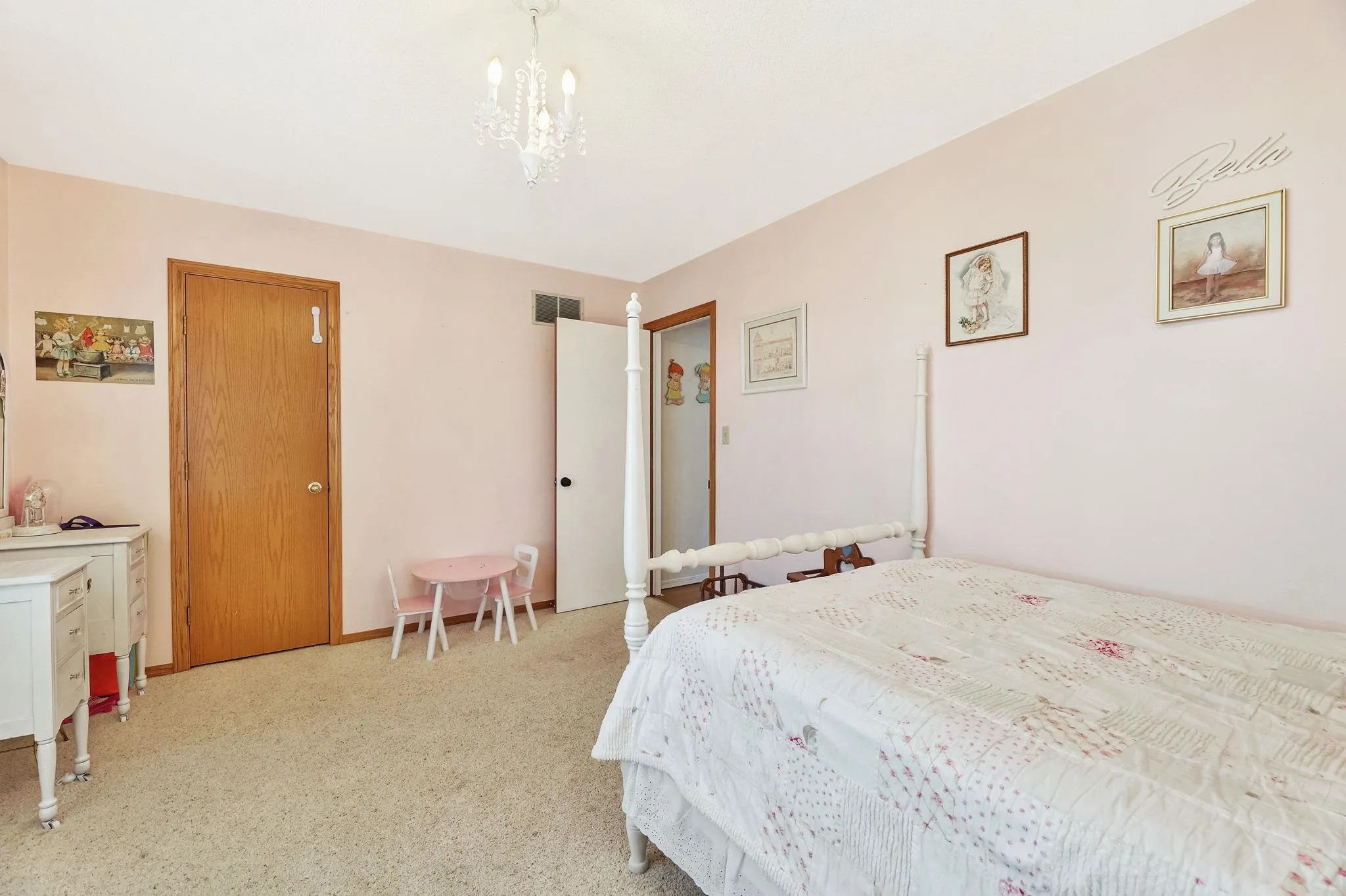 Wellington, Kansas 67152, United States, 5 Bedrooms Bedrooms, ,3 BathroomsBathrooms,Residential,Pending,32360