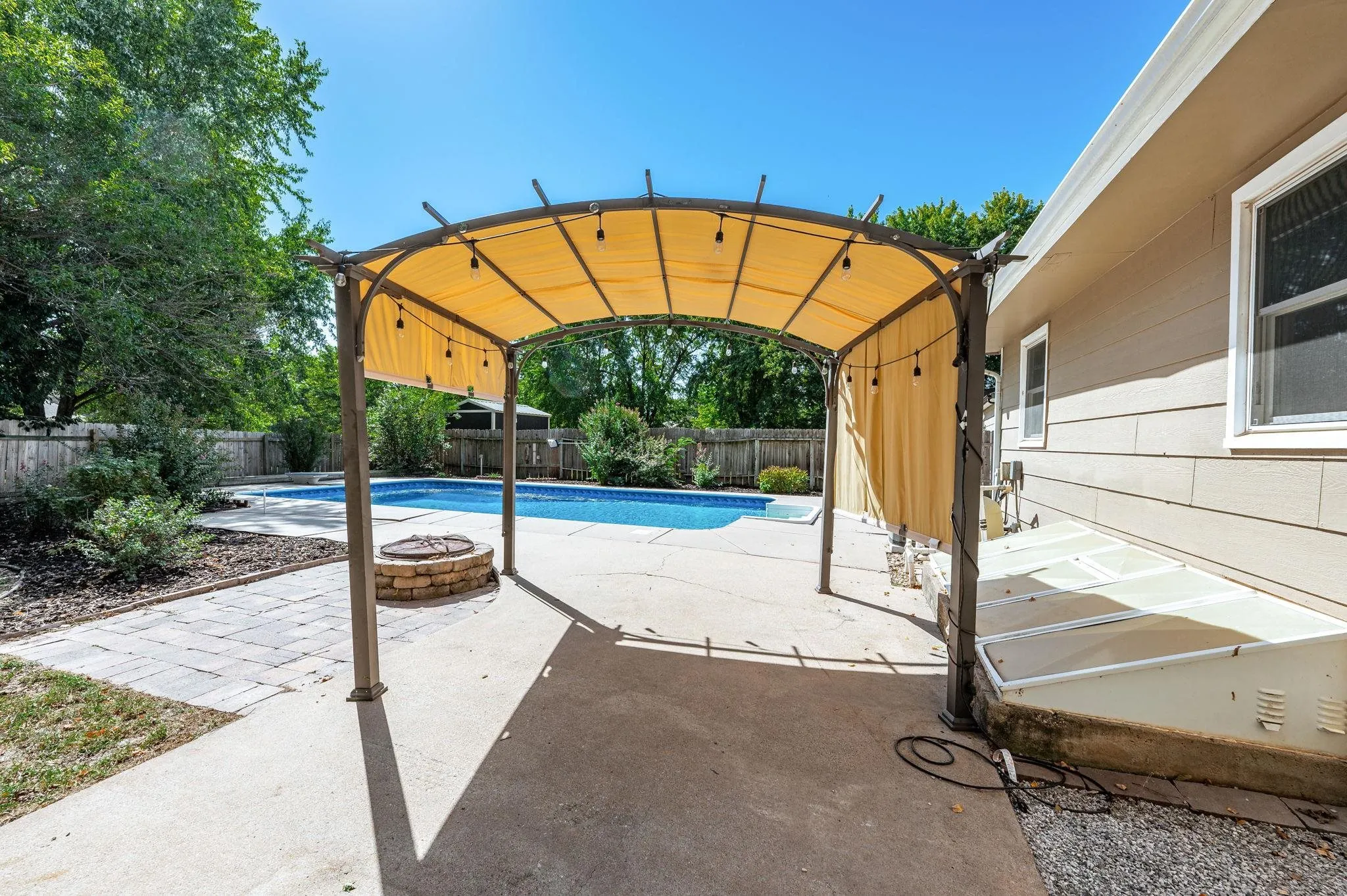 Wichita, Kansas 67209, United States, 4 Bedrooms Bedrooms, ,2 BathroomsBathrooms,Residential,Pending,40163