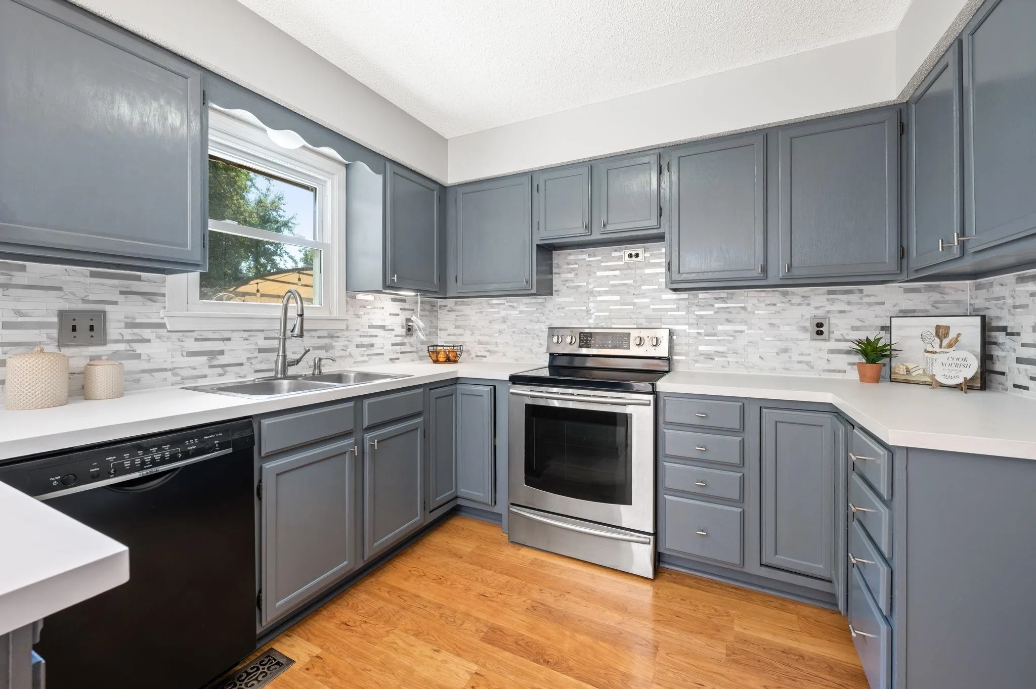 Wichita, Kansas 67209, United States, 4 Bedrooms Bedrooms, ,2 BathroomsBathrooms,Residential,Pending,40163