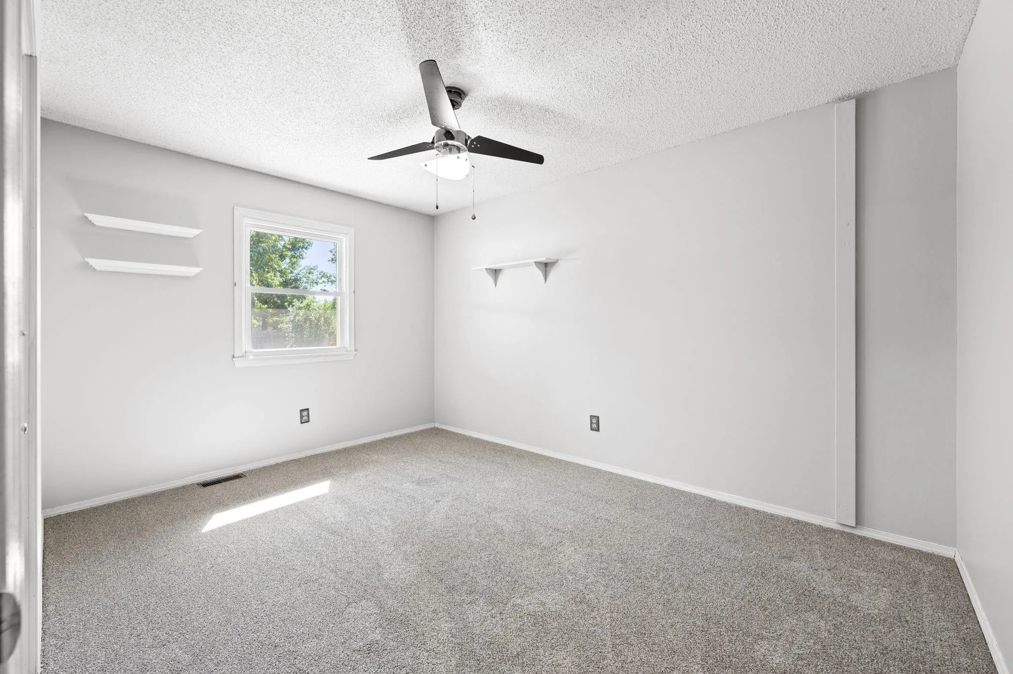 Wichita, Kansas 67209, United States, 4 Bedrooms Bedrooms, ,2 BathroomsBathrooms,Residential,Pending,40163