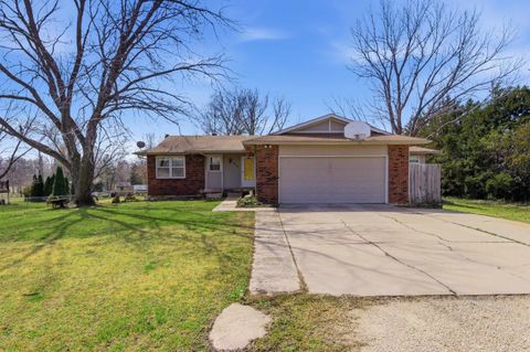 Homes For Sale - 925 E Betsy Ross Dr<br/> Andover, KS 67002