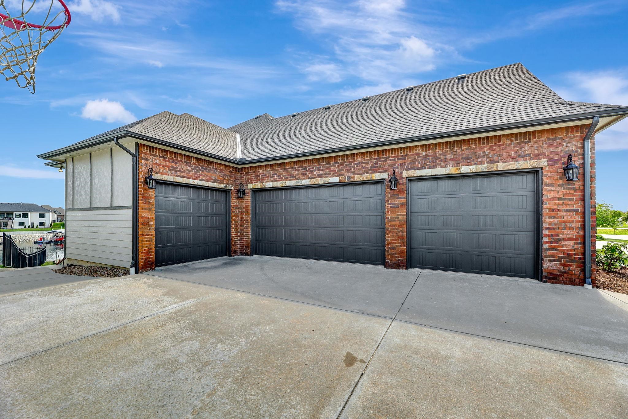 2612 N Paradise Ct, Wichita, Kansas image 4