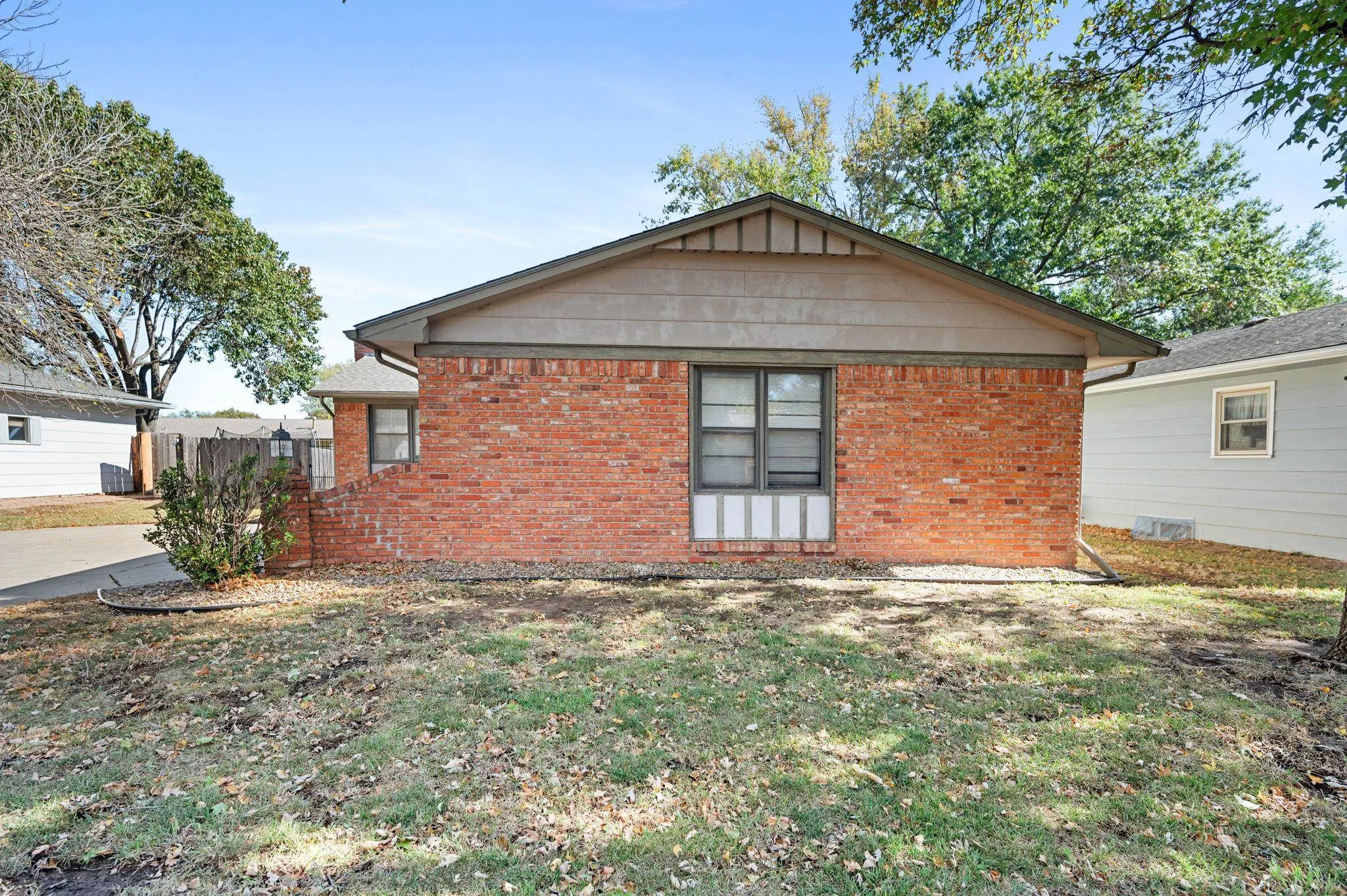 Wichita, Kansas 67212, United States, 3 Bedrooms Bedrooms, ,2 BathroomsBathrooms,Residential,Pending,30588