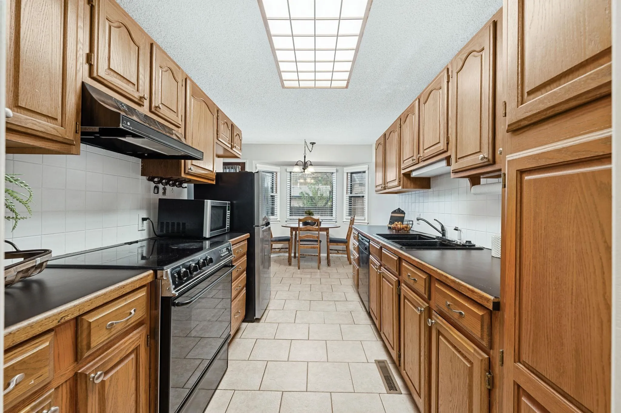 Wichita, Kansas 67212, United States, 3 Bedrooms Bedrooms, ,2 BathroomsBathrooms,Residential,Pending,30588