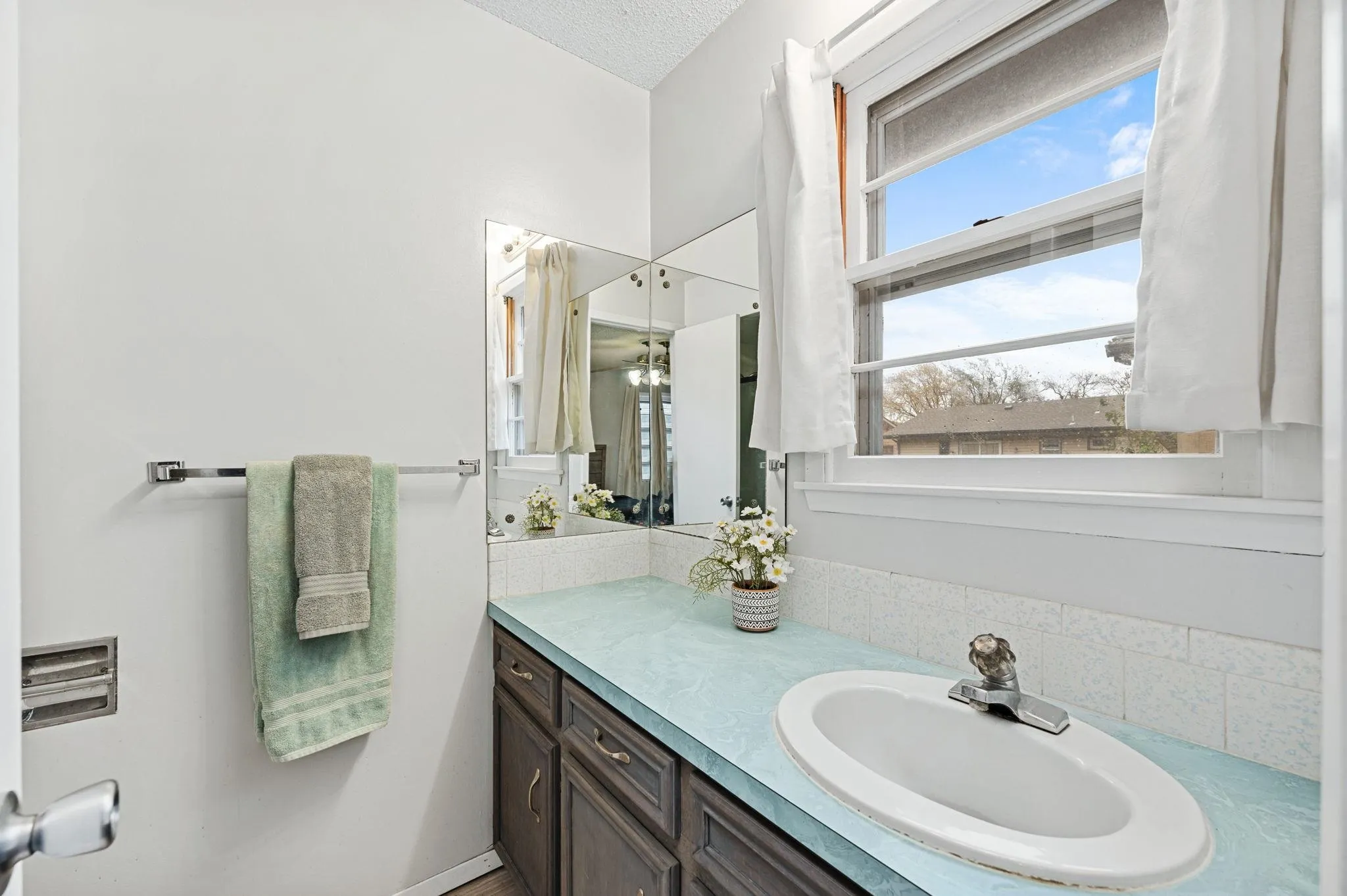 Wichita, Kansas 67212, United States, 3 Bedrooms Bedrooms, ,2 BathroomsBathrooms,Residential,Pending,30588