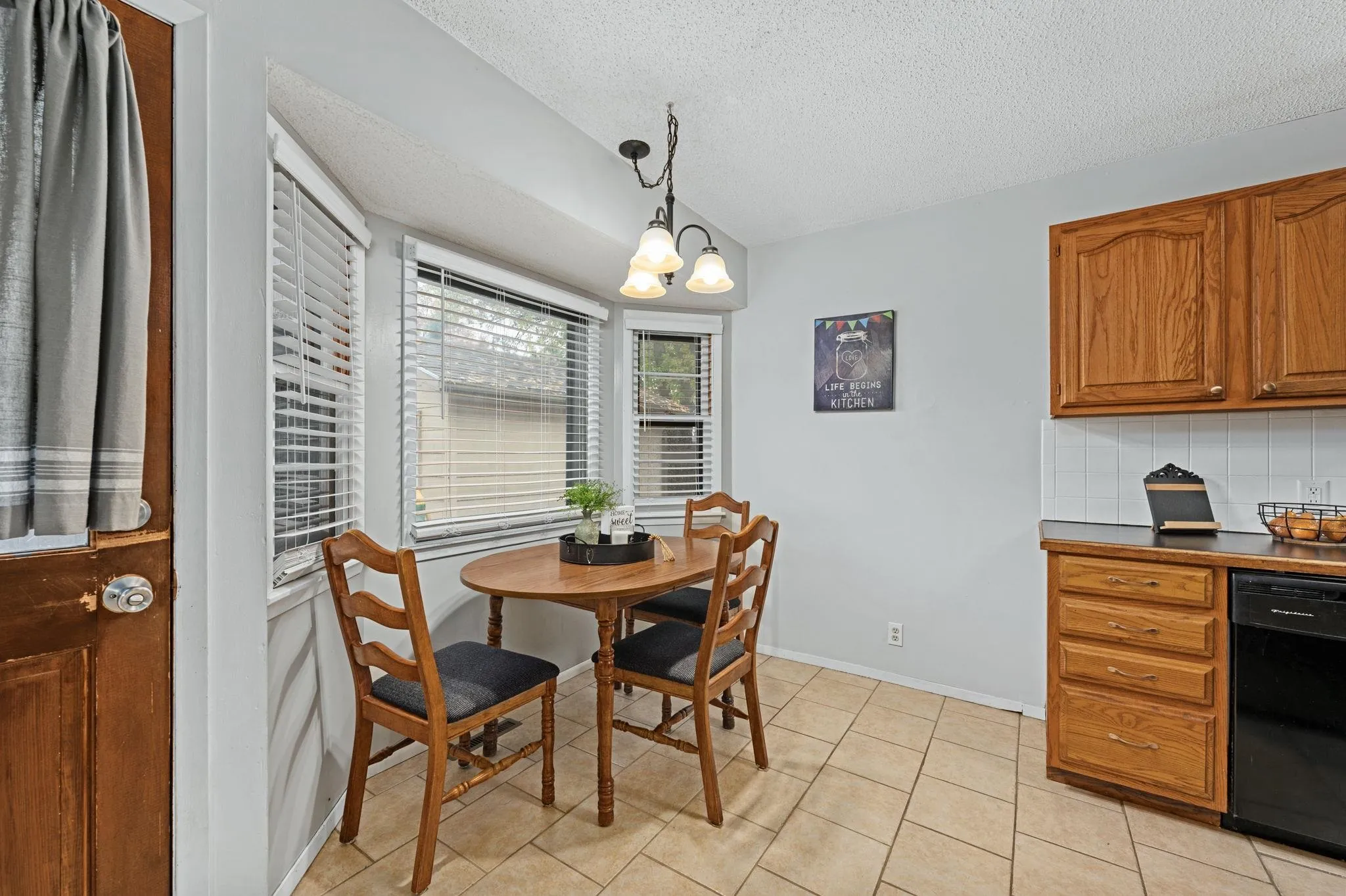 Wichita, Kansas 67212, United States, 3 Bedrooms Bedrooms, ,2 BathroomsBathrooms,Residential,Pending,30588