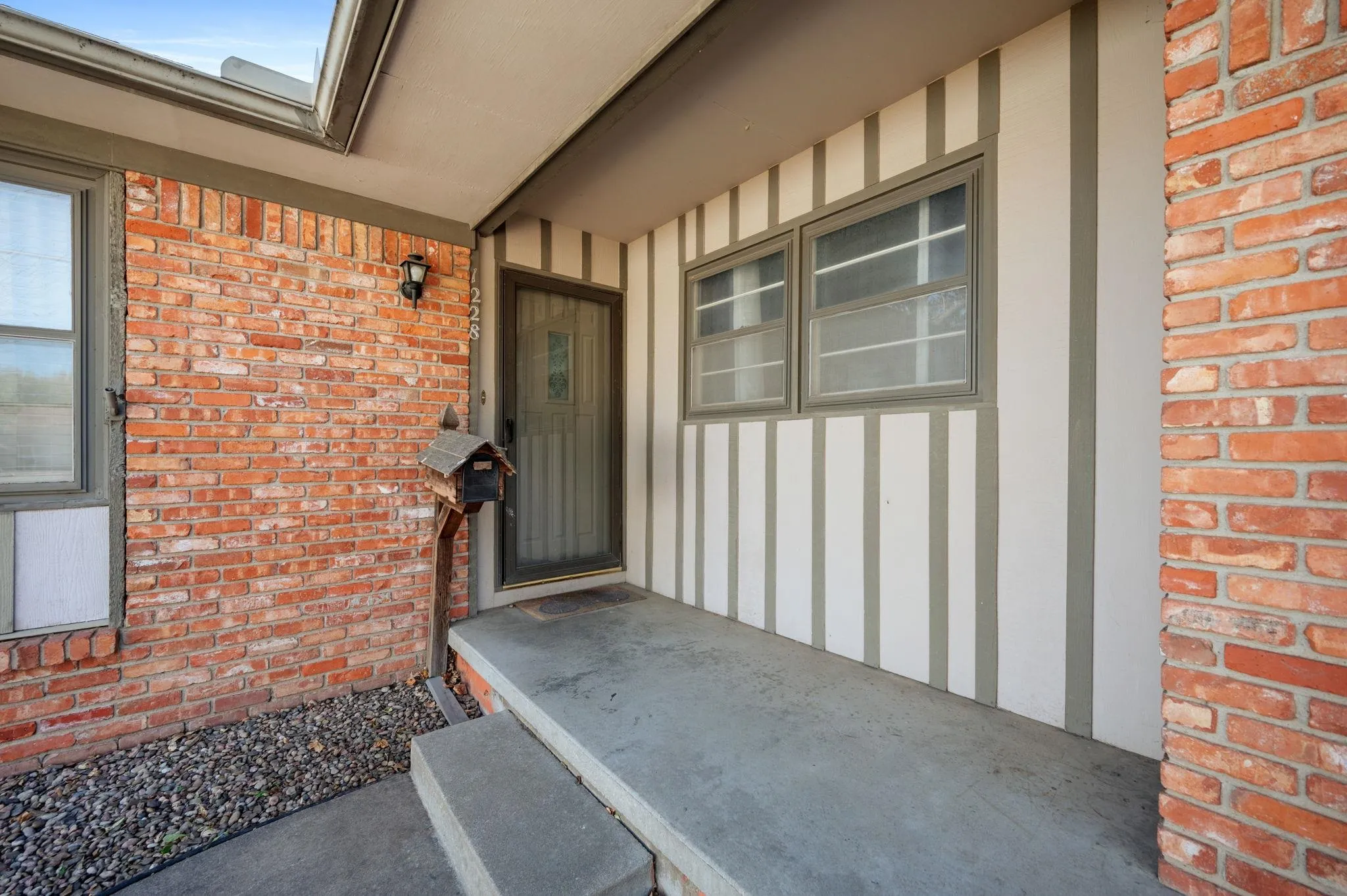 Wichita, Kansas 67212, United States, 3 Bedrooms Bedrooms, ,2 BathroomsBathrooms,Residential,Pending,30588