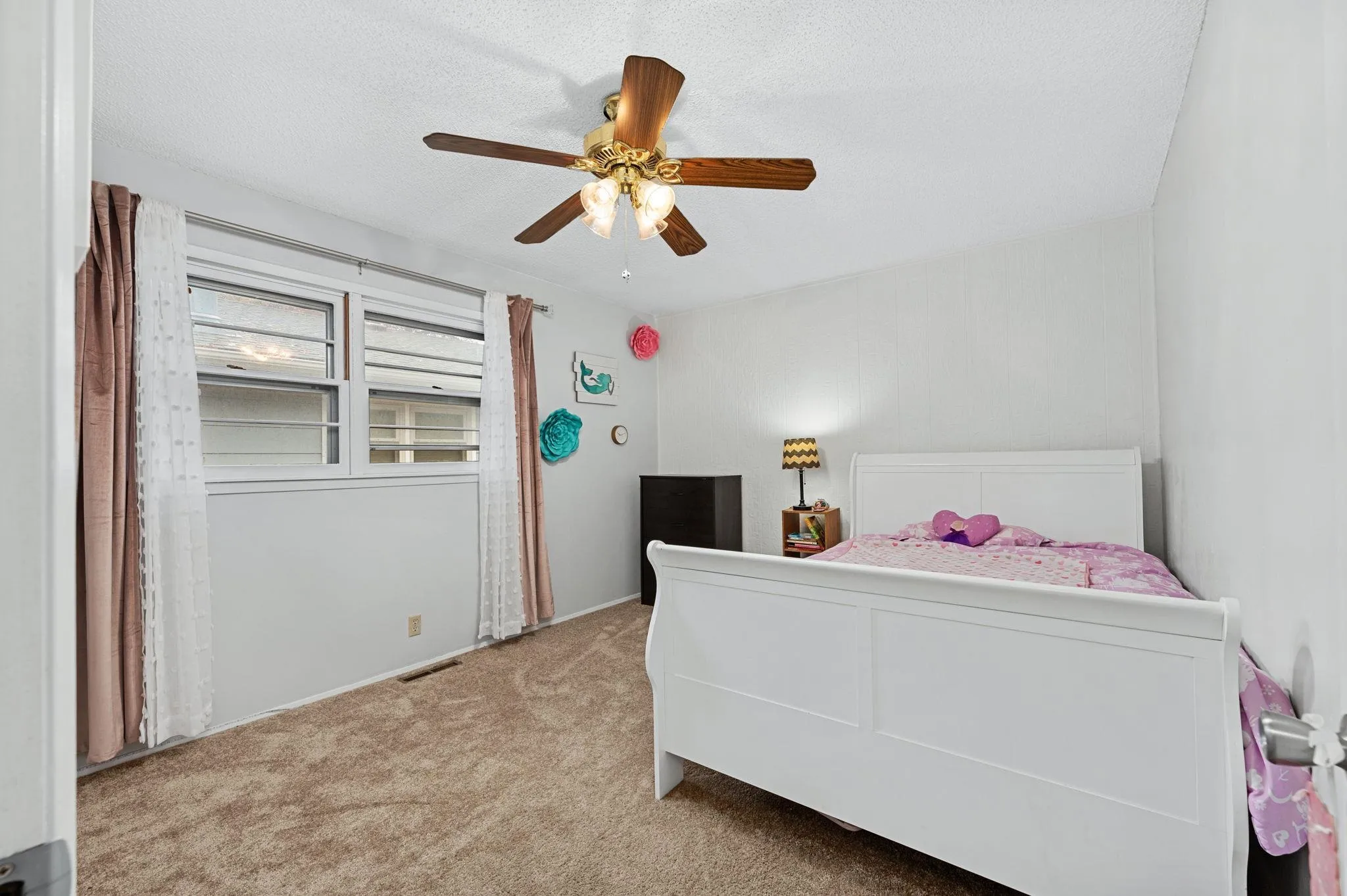 Wichita, Kansas 67212, United States, 3 Bedrooms Bedrooms, ,2 BathroomsBathrooms,Residential,Pending,30588