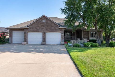 Homes For Sale - 1660 E Kay St<br/> Derby, KS 67037